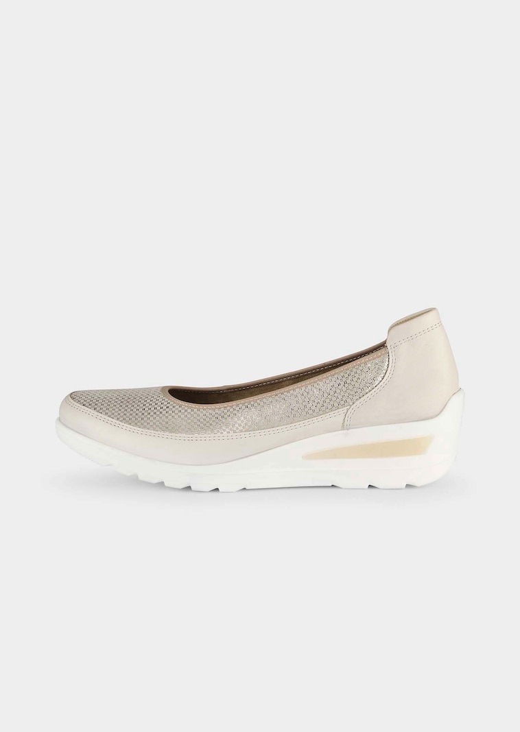 Ballerinas aus glänzendem Leder
