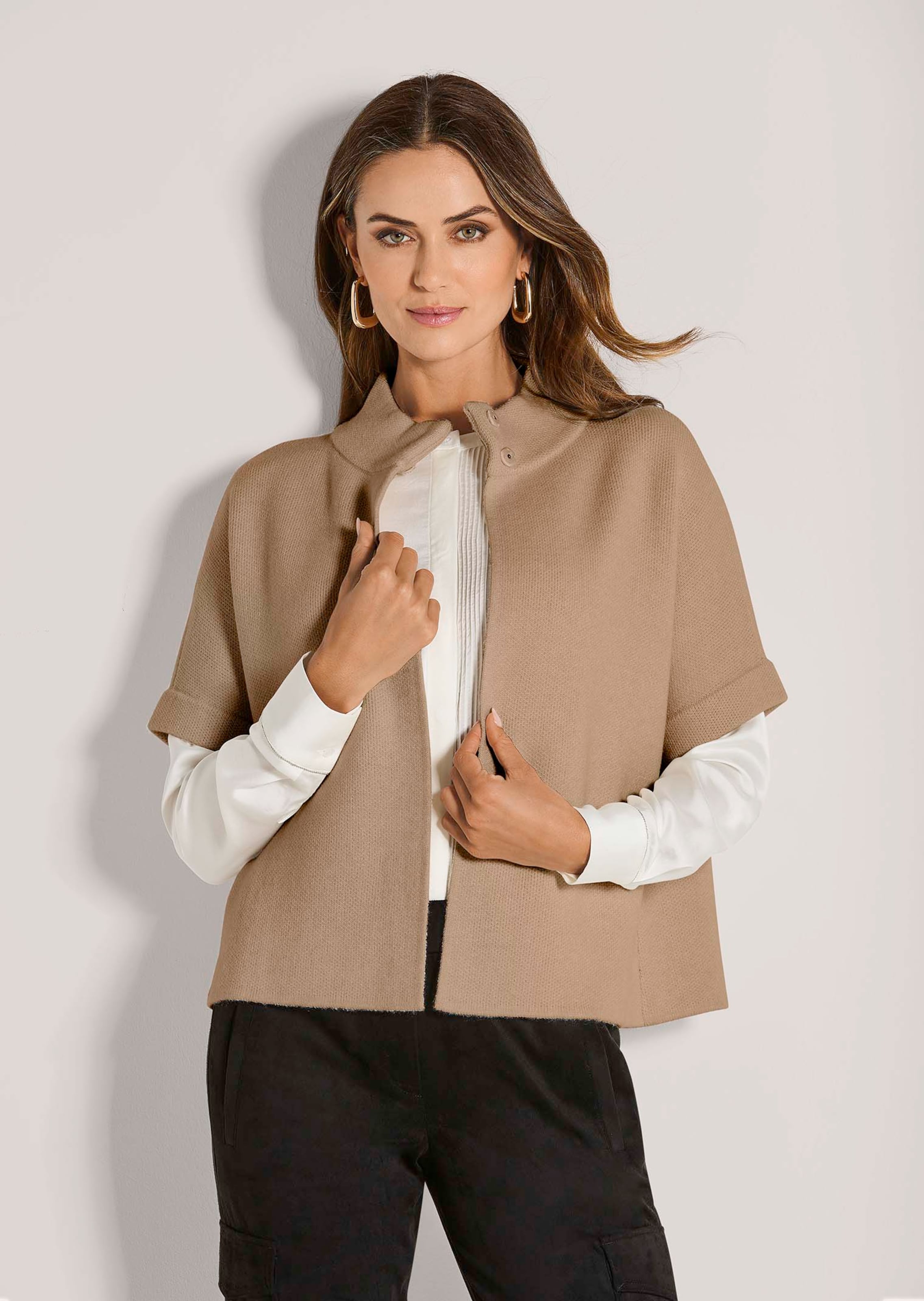 Kurze Strickjacke in Cape-Form
