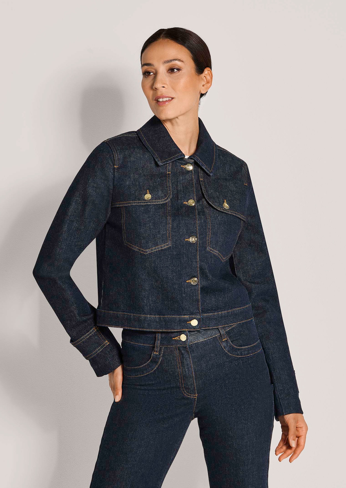 Jeansjacke mit dunkler Waschung