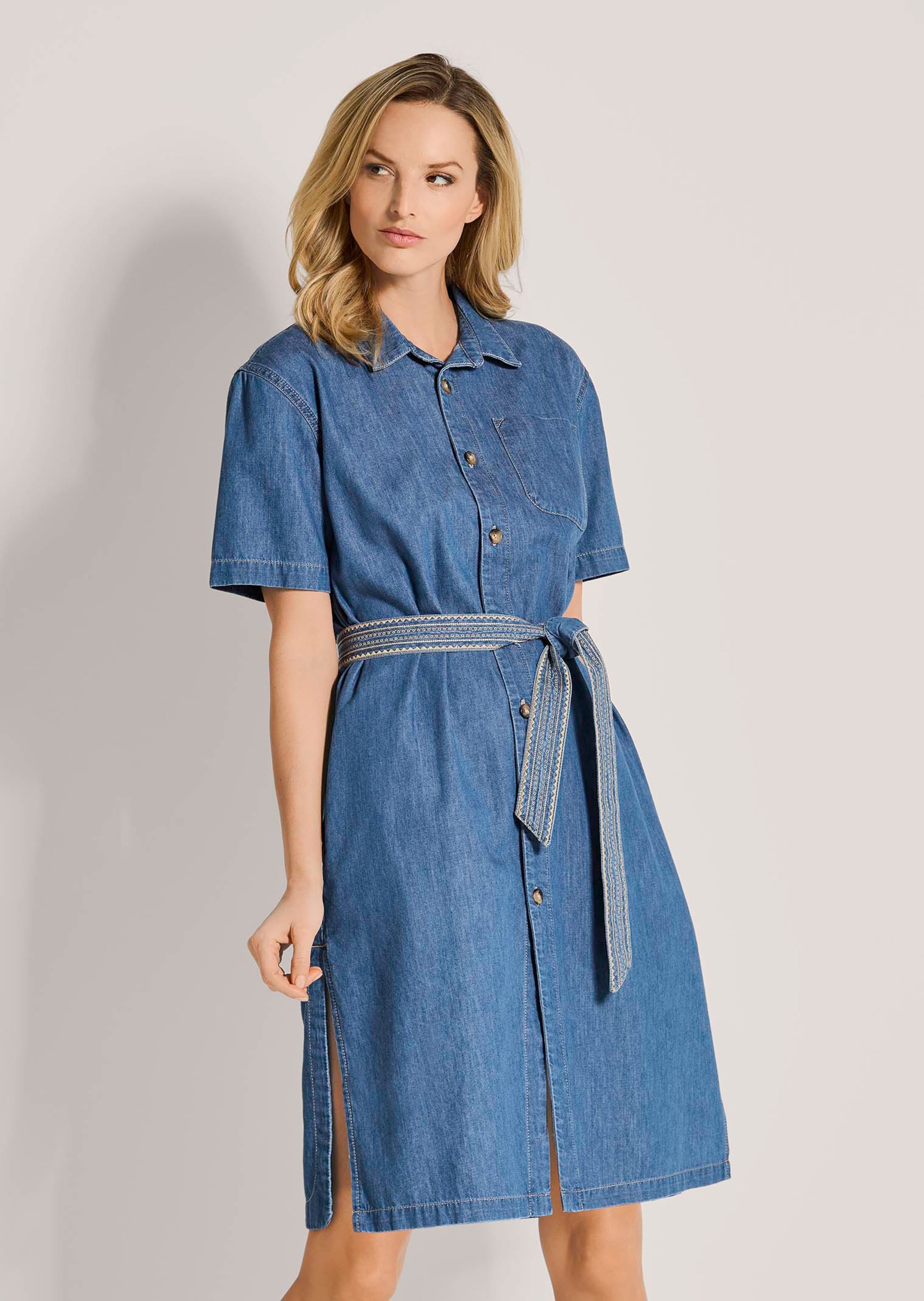 Kurzärmeliges Jeanskleid mit Bindegürtel