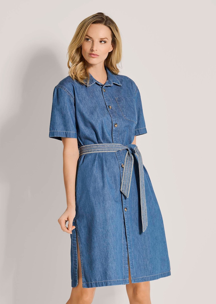 Kurzärmeliges Jeanskleid mit Bindegürtel