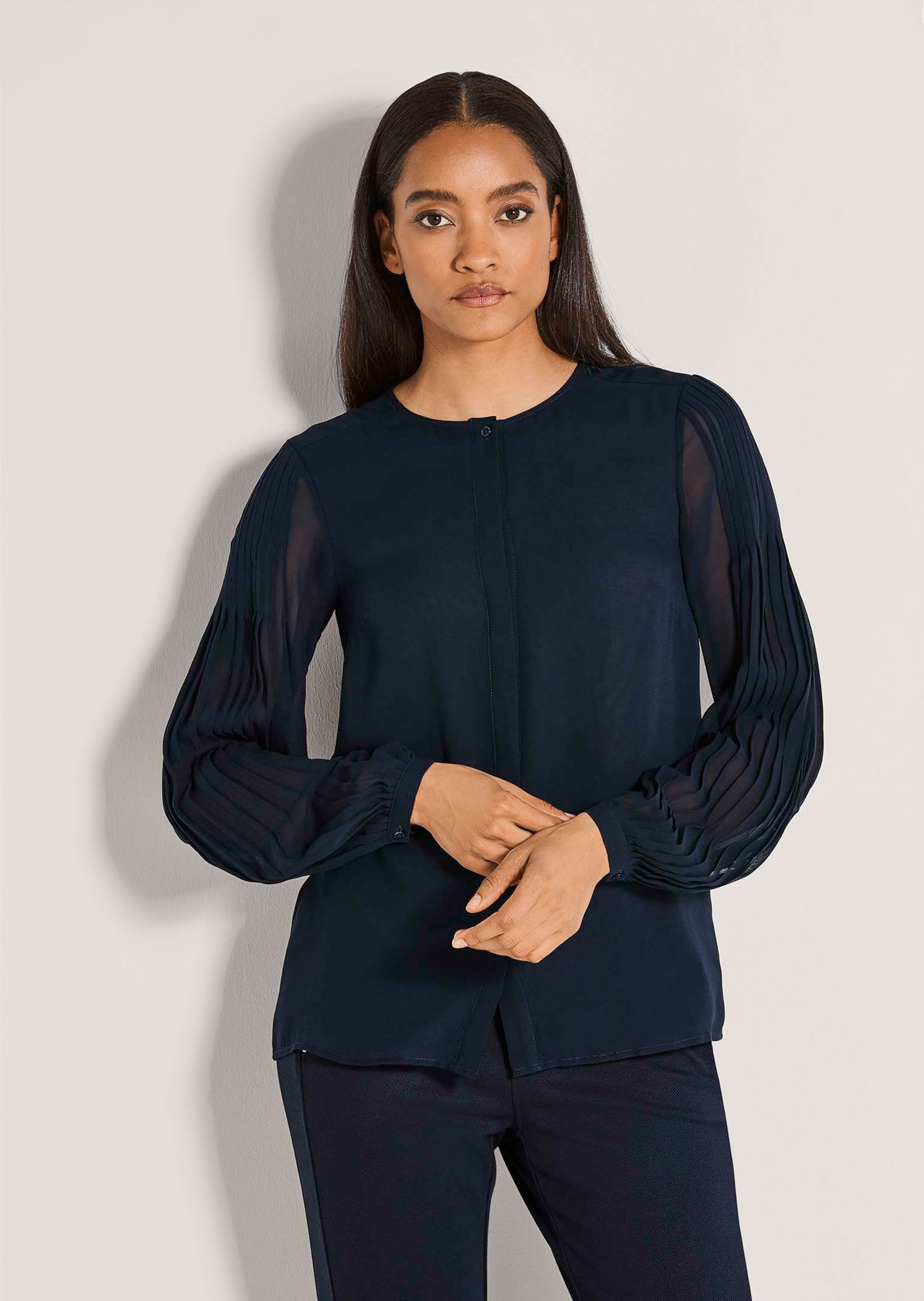 Rundhals-Bluse mit Plissee-Akzenten