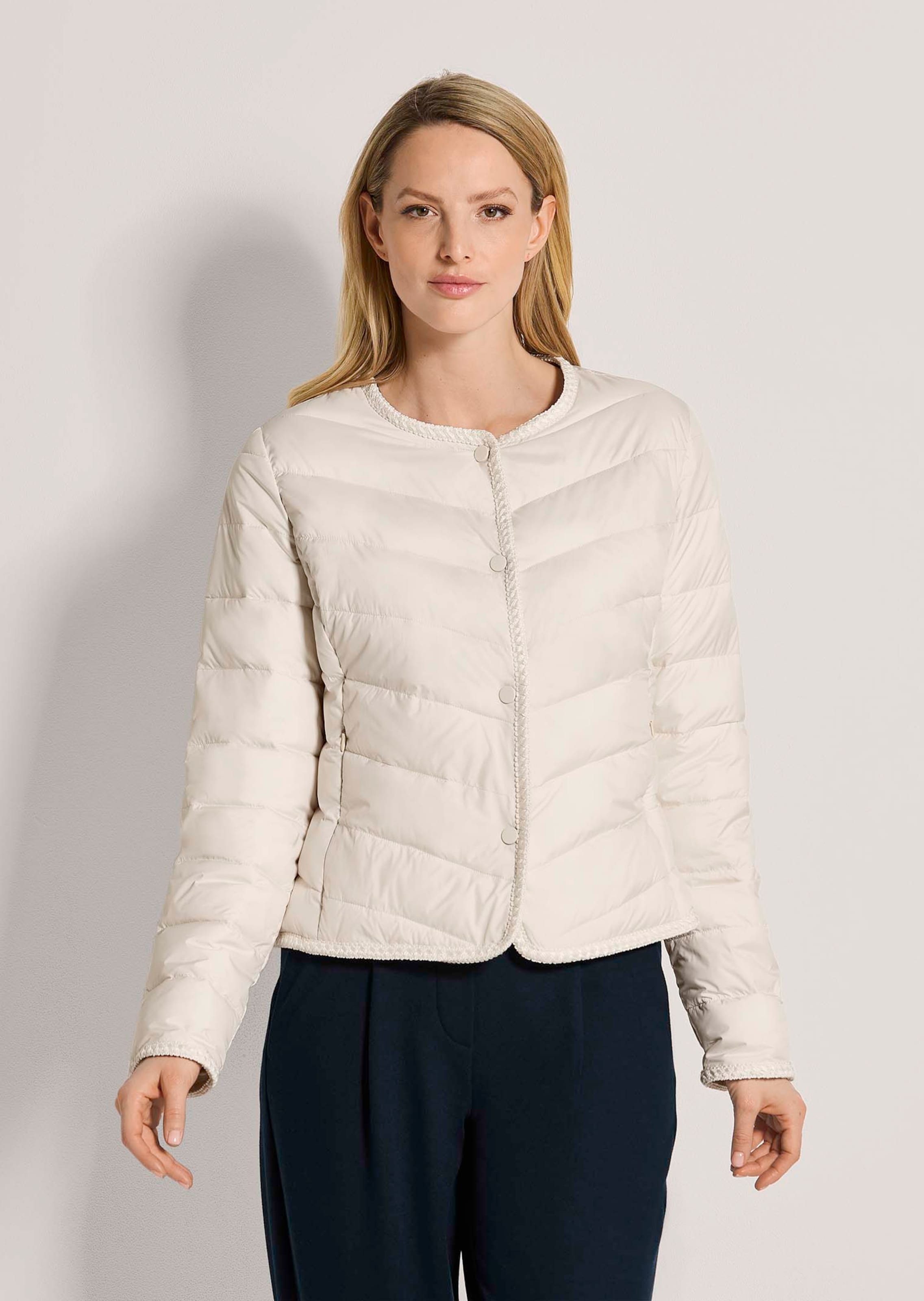 Veste matelassée légère avec patte brodée