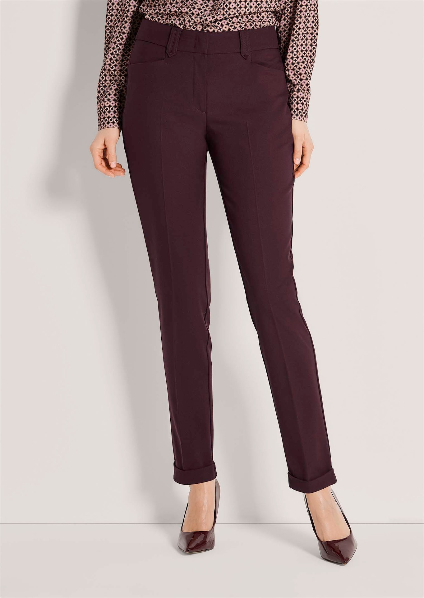 Pantalon conique, ajusté, à plis marqués et revers