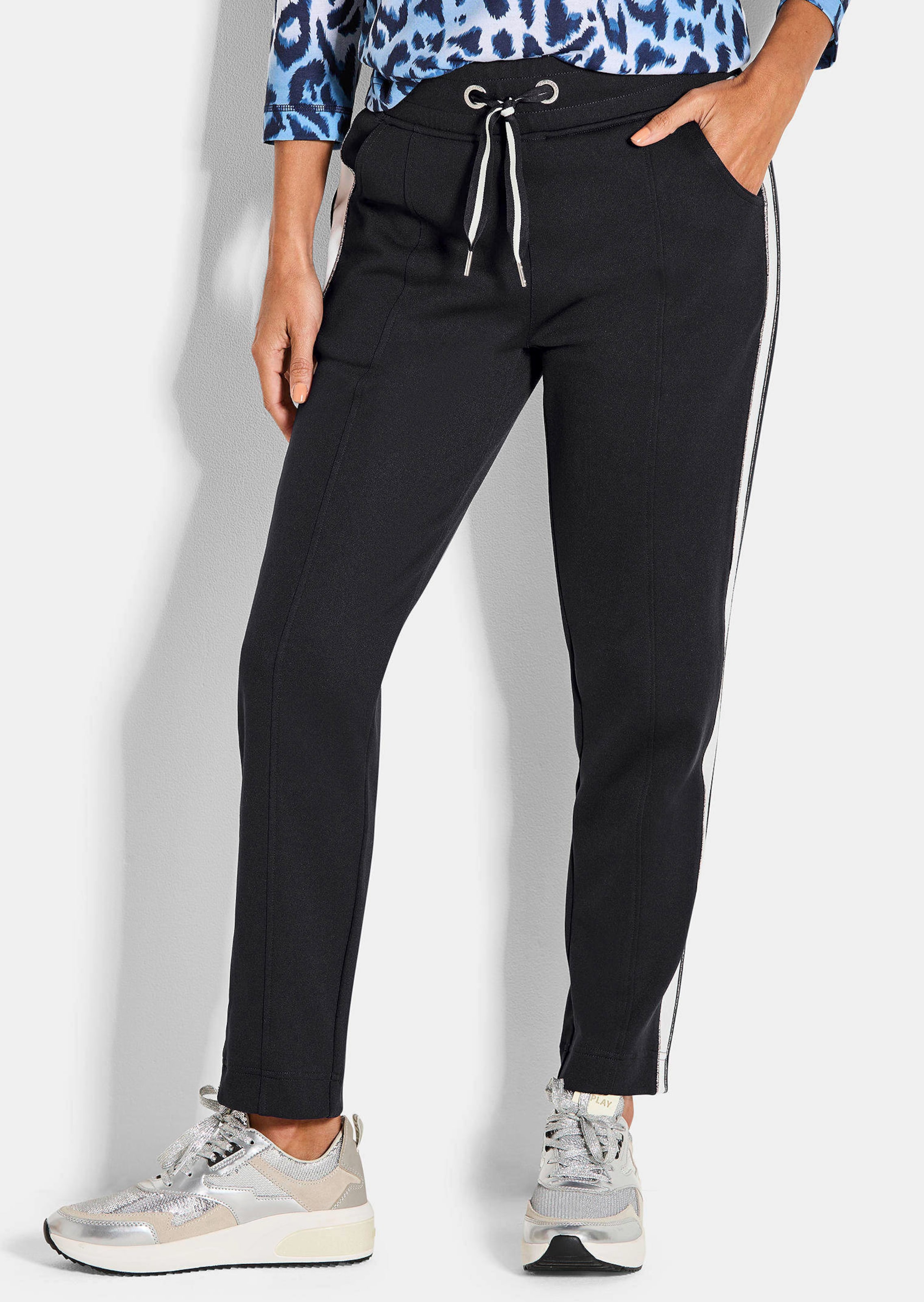 Slender joggers with contrasting stripes
