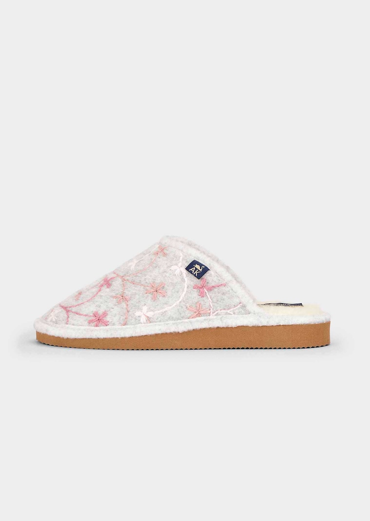 Vilten pantoffels met geborduurde bloemen