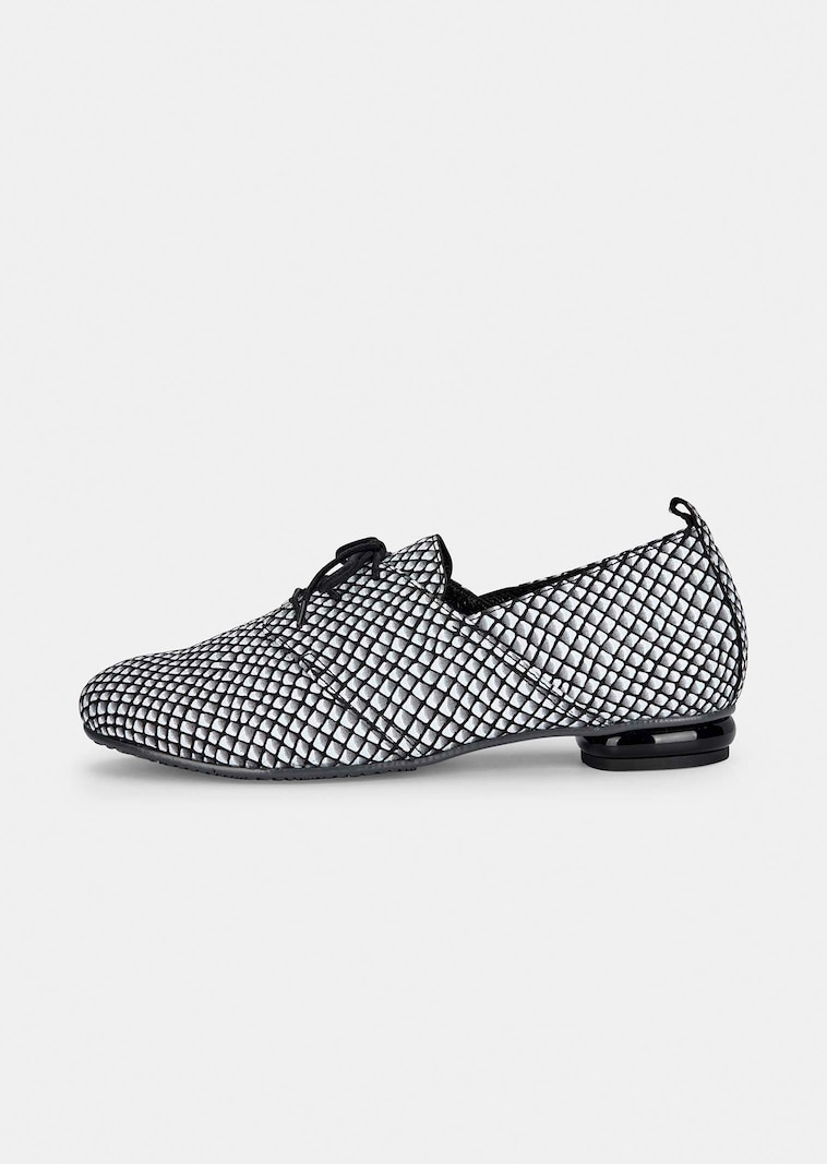 Schnürschuh mit Blockabsatz und grafischem Muster