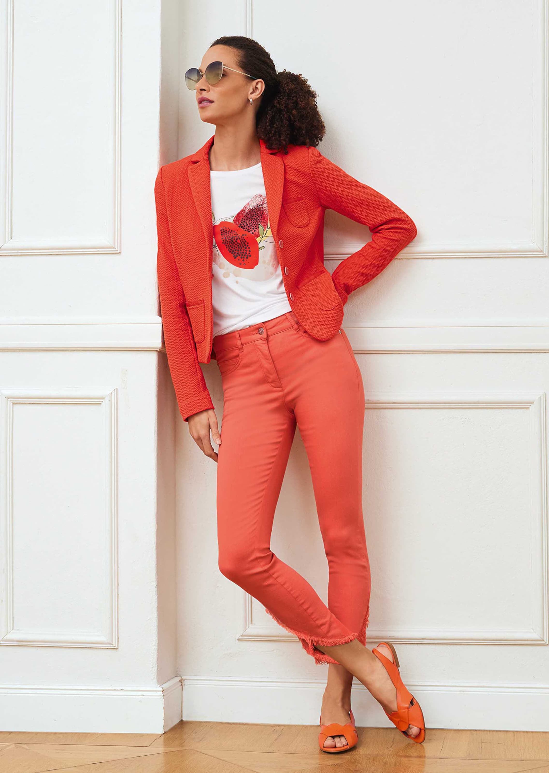 Trendy short-cut blazer in jersey with structured sections