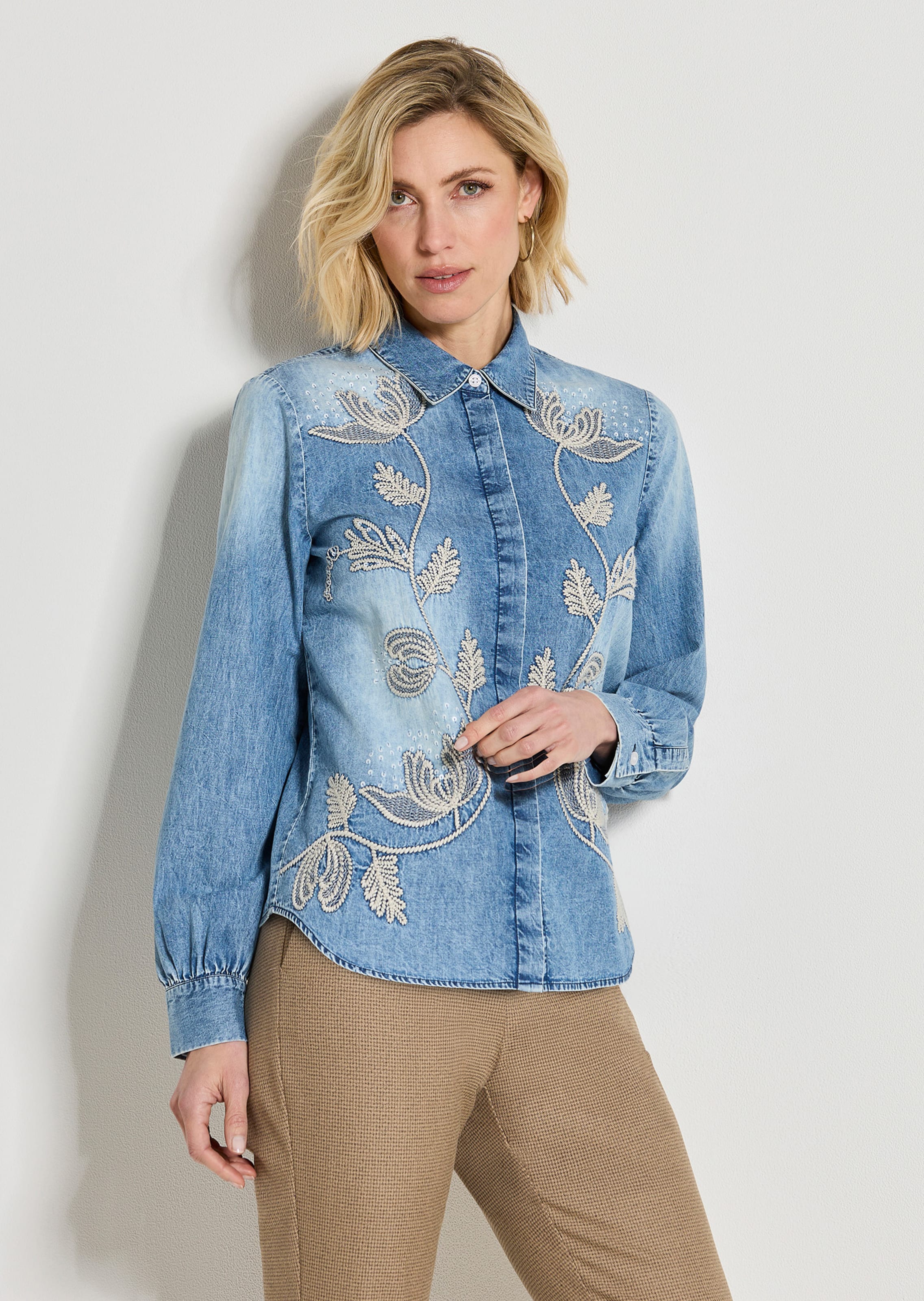 Blouse en jean avec broderie florale