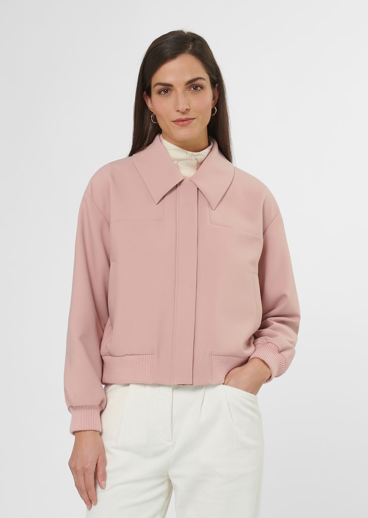 Kurz-Blouson mit Reißverschluss und Strickbündchen.