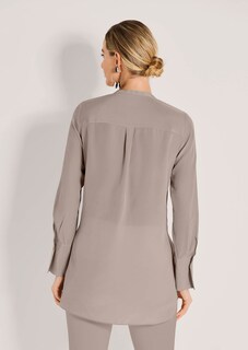 Lange Seidenbluse in kragenloser Form thumbnail 4