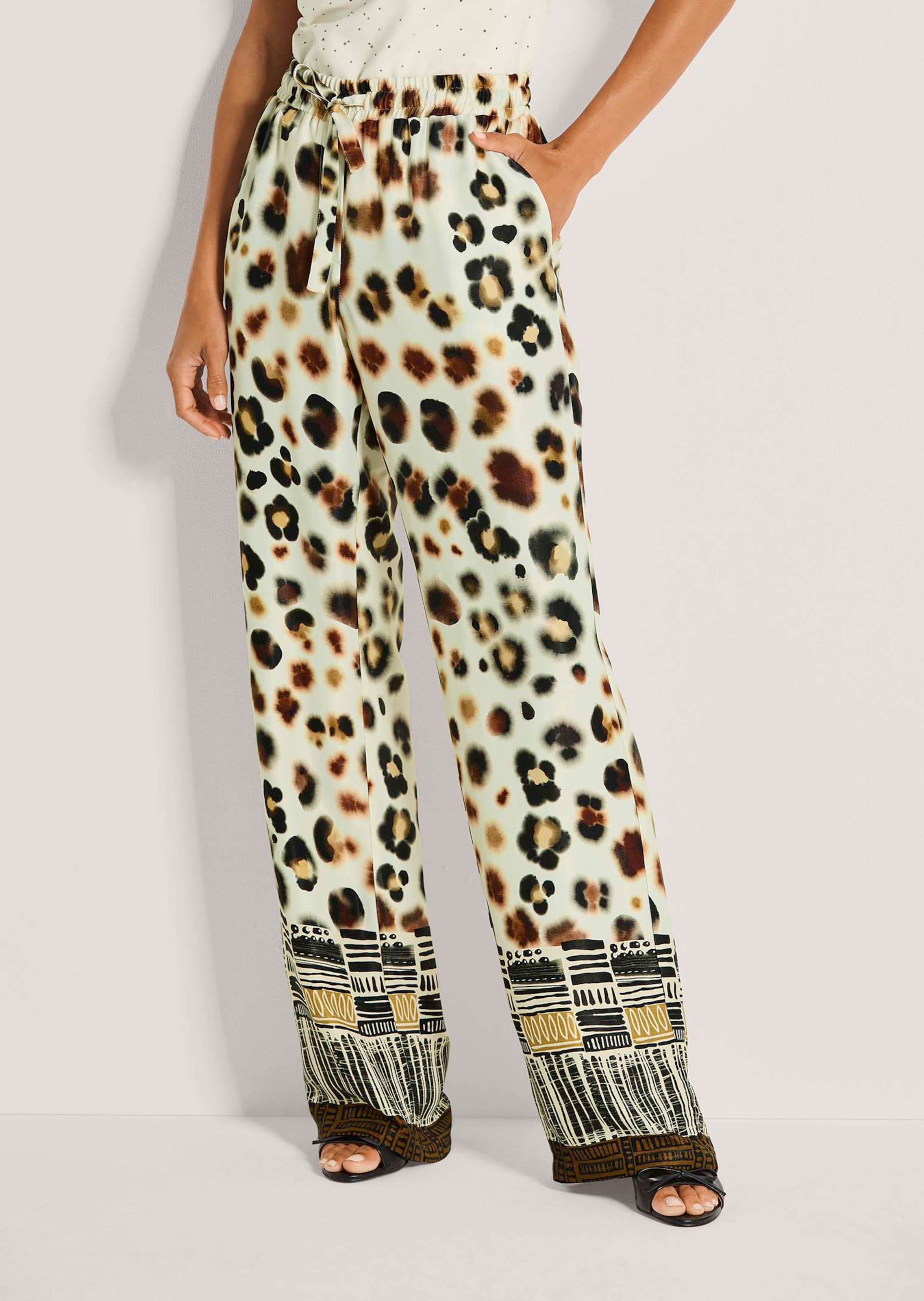 Weite Hose mit Animalprint und Bordüre