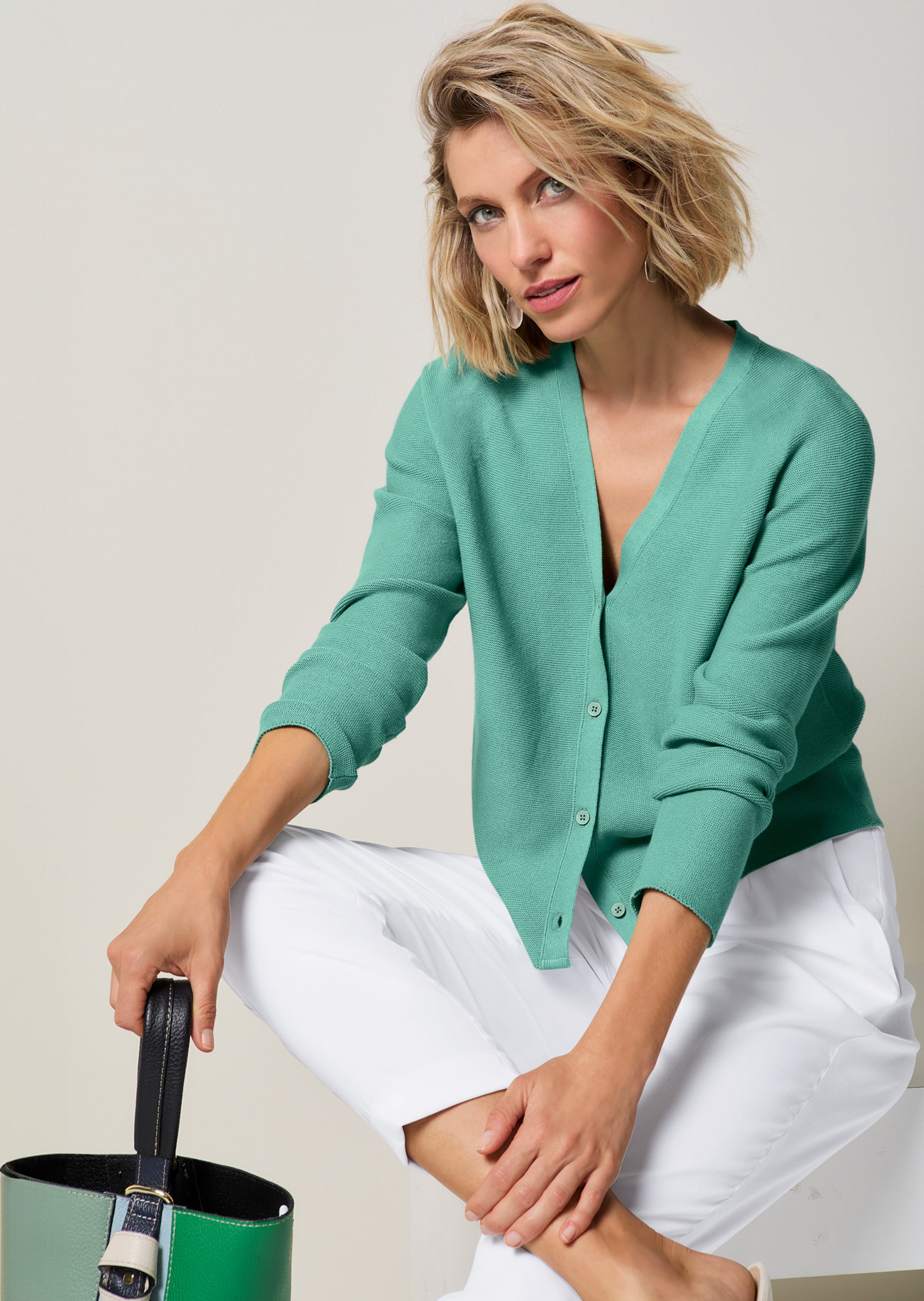 Strickjacke mit V-Ausschnitt