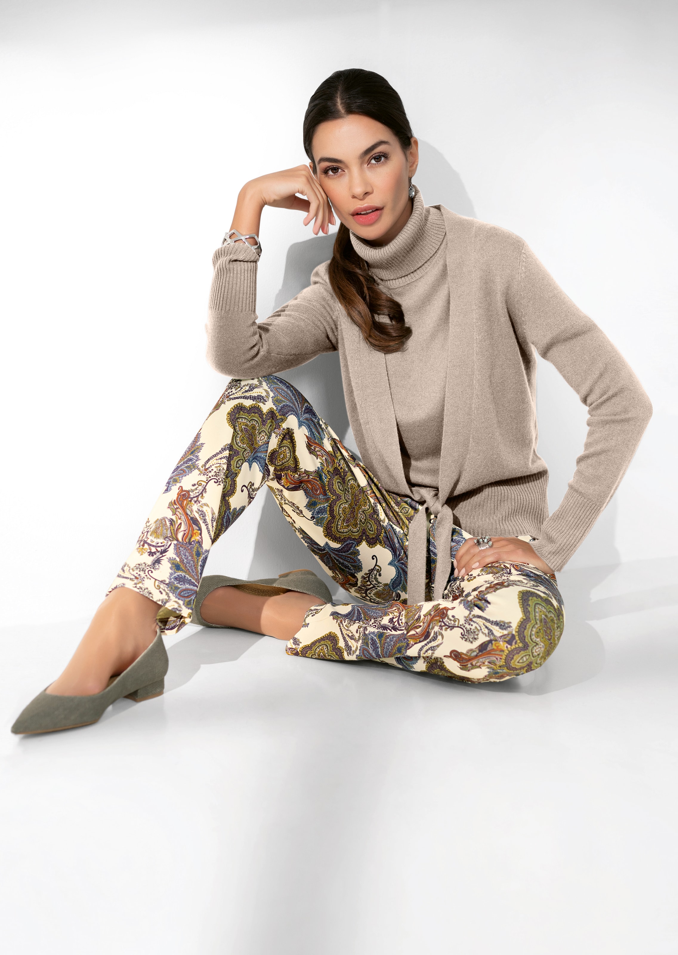 Kaschmir-Strickjacke mit tiefem V-Ausschnitt und Bindeband