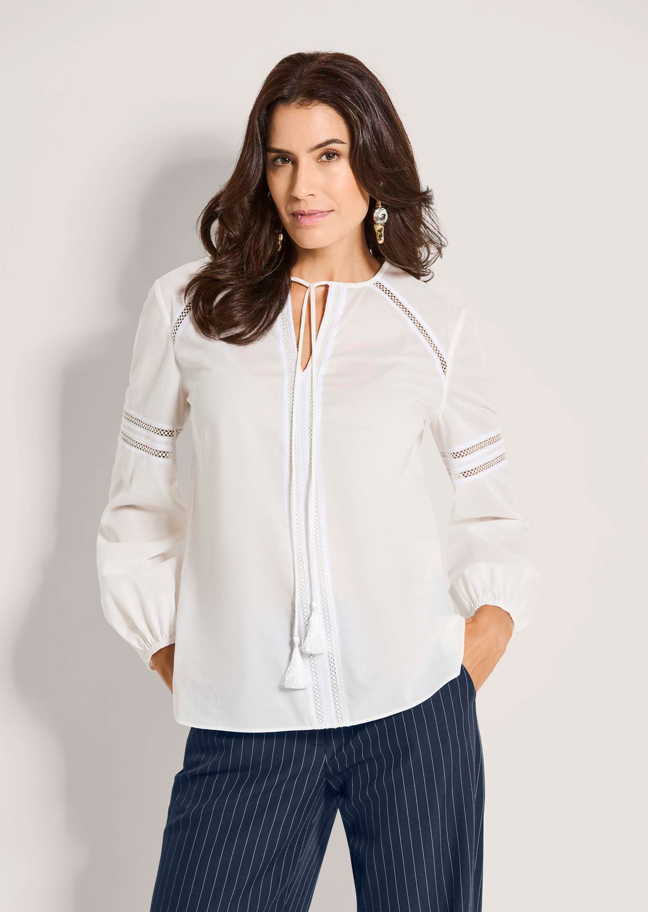 Rundhals-Bluse mit Spitze