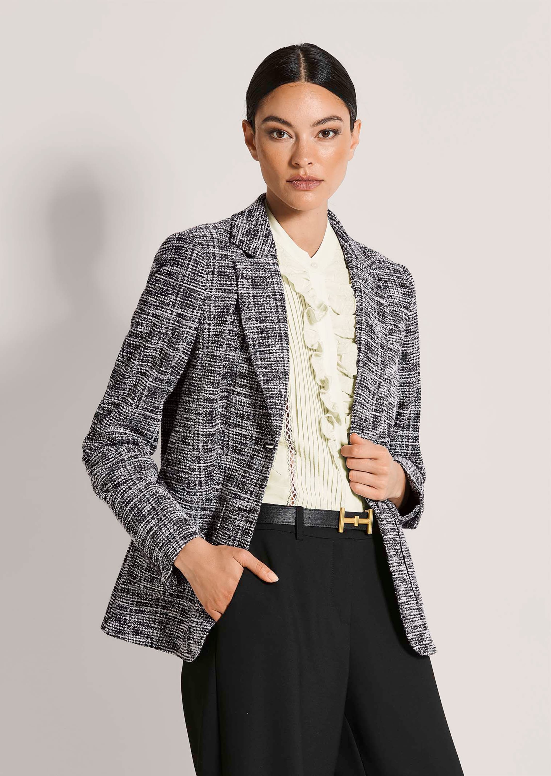 Blazer with metallic yarn