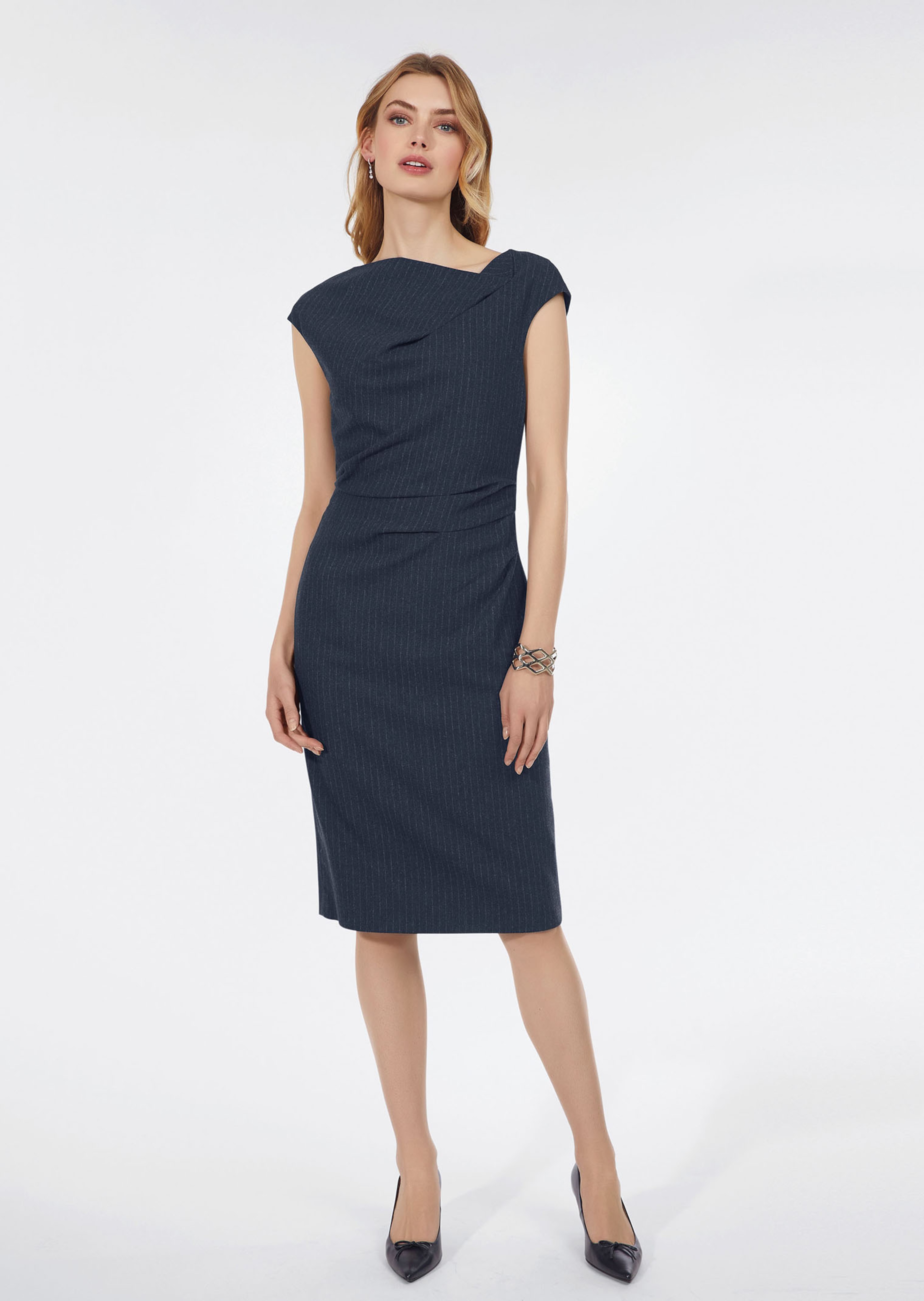 Ärmelloses Etui-Kleid mit Streifen-Dessin