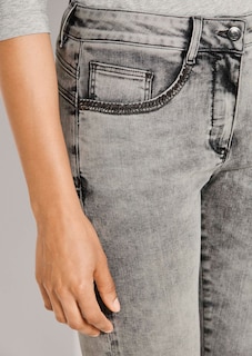 Schmale Jeans mit Strass und Stickerei thumbnail 6