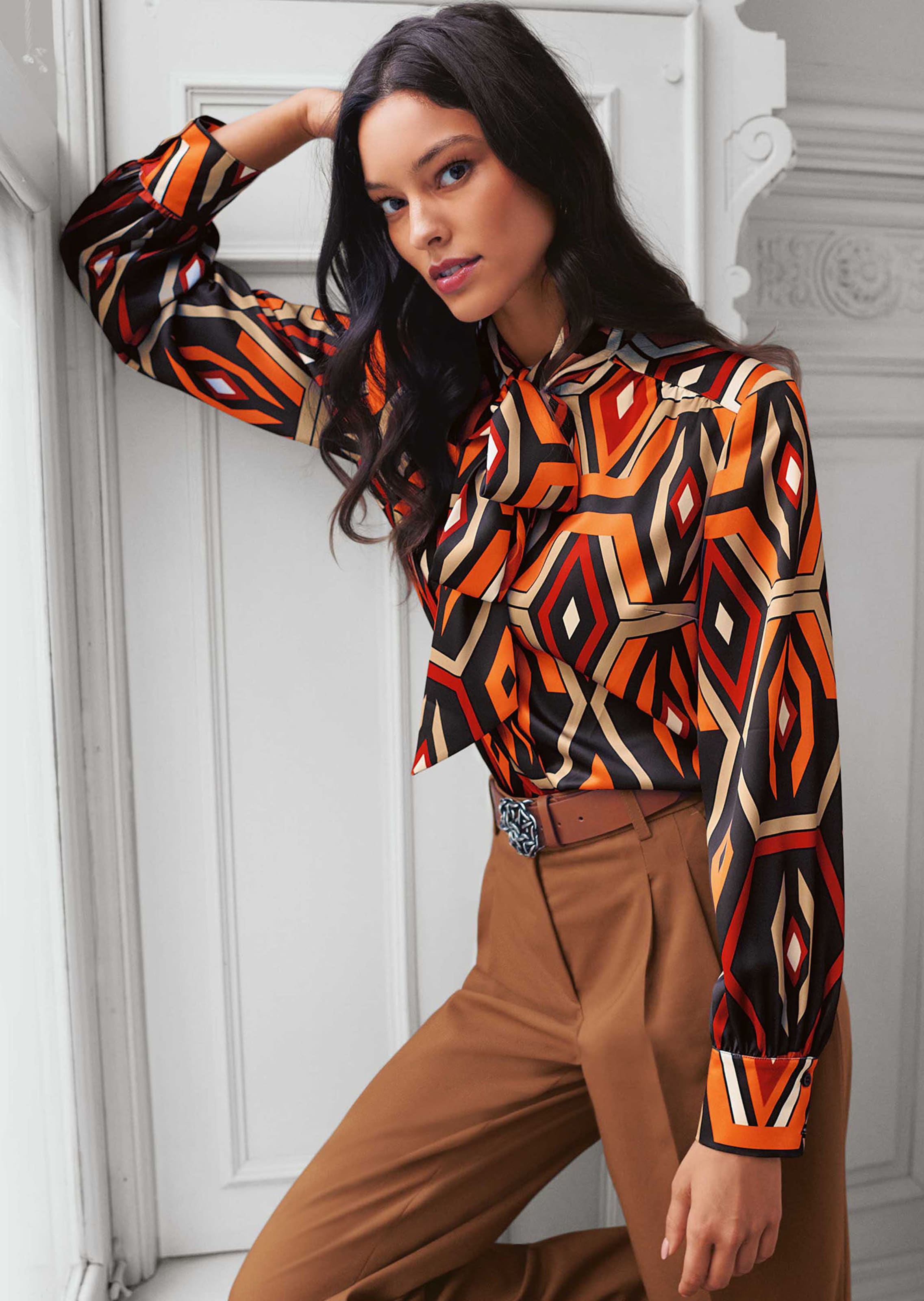 Schluppenbluse mit Retro-Print