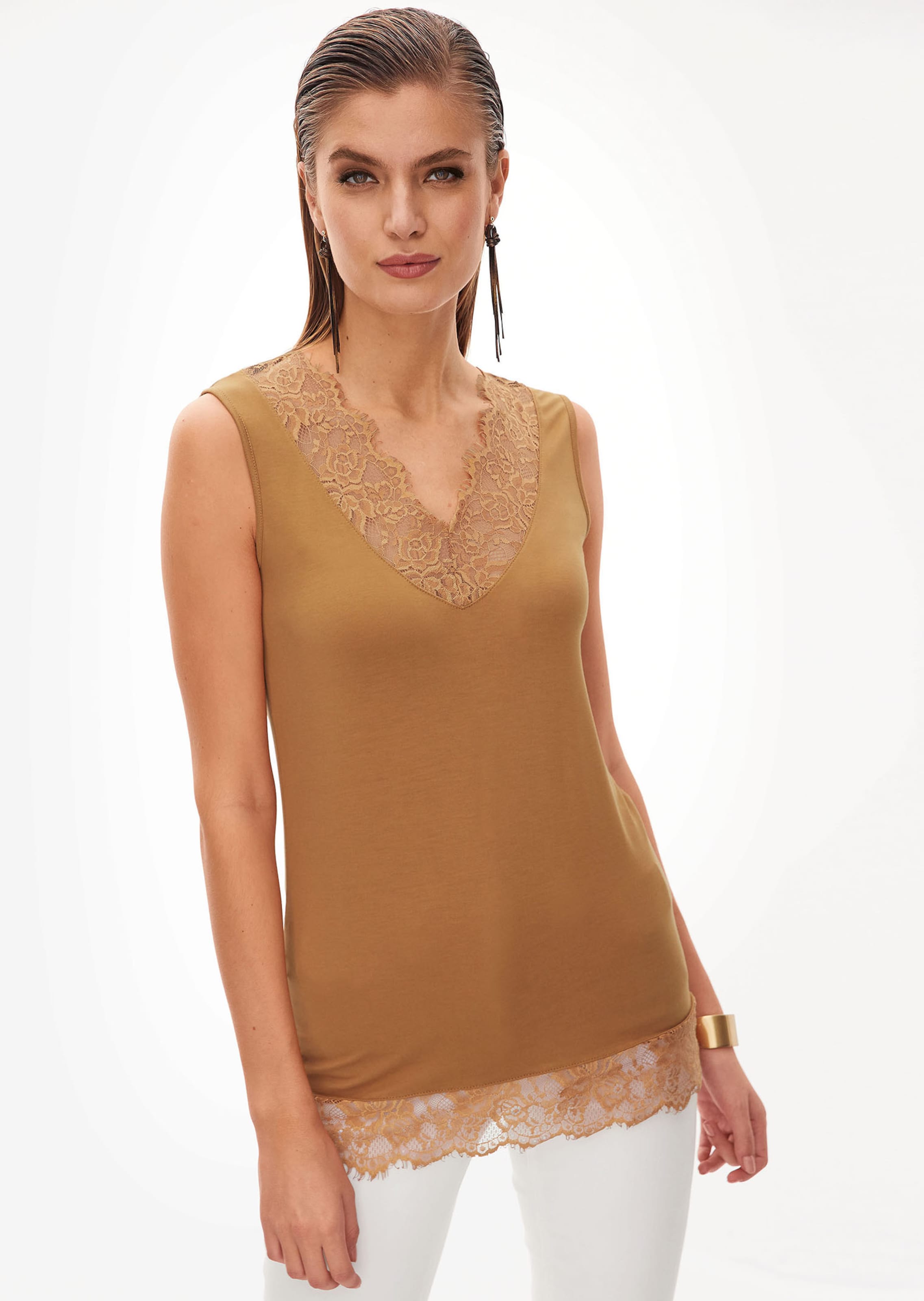 V-shaped jumper with a shiny effect and short sleeves