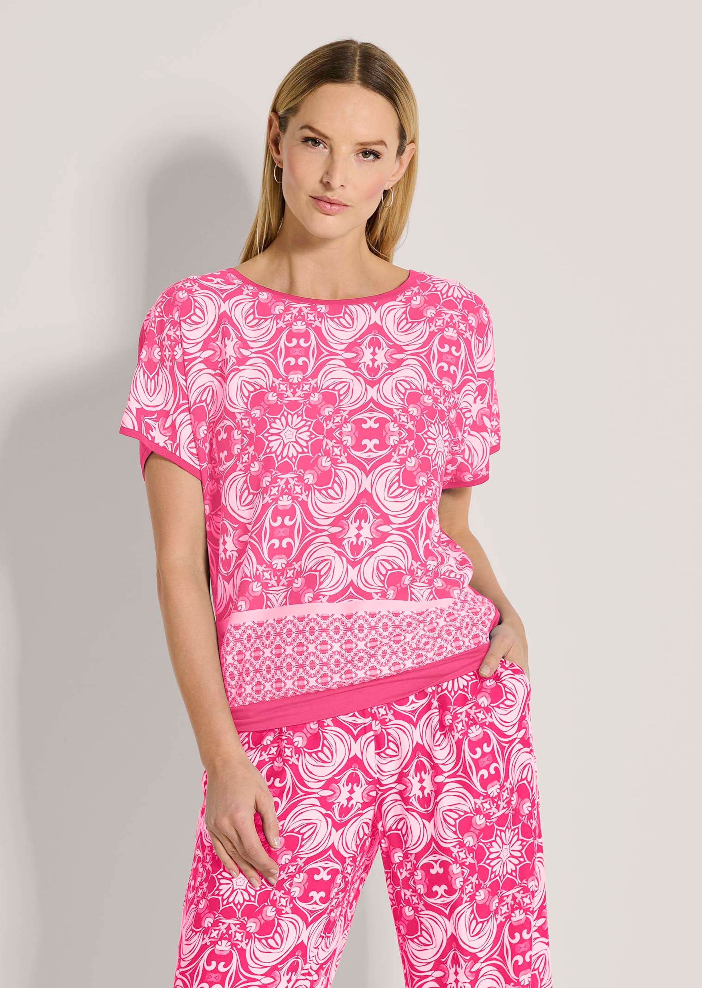 Lässiges Sommershirt im Material-Mix