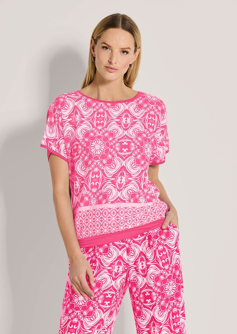 Lässiges Sommershirt im Material-Mix