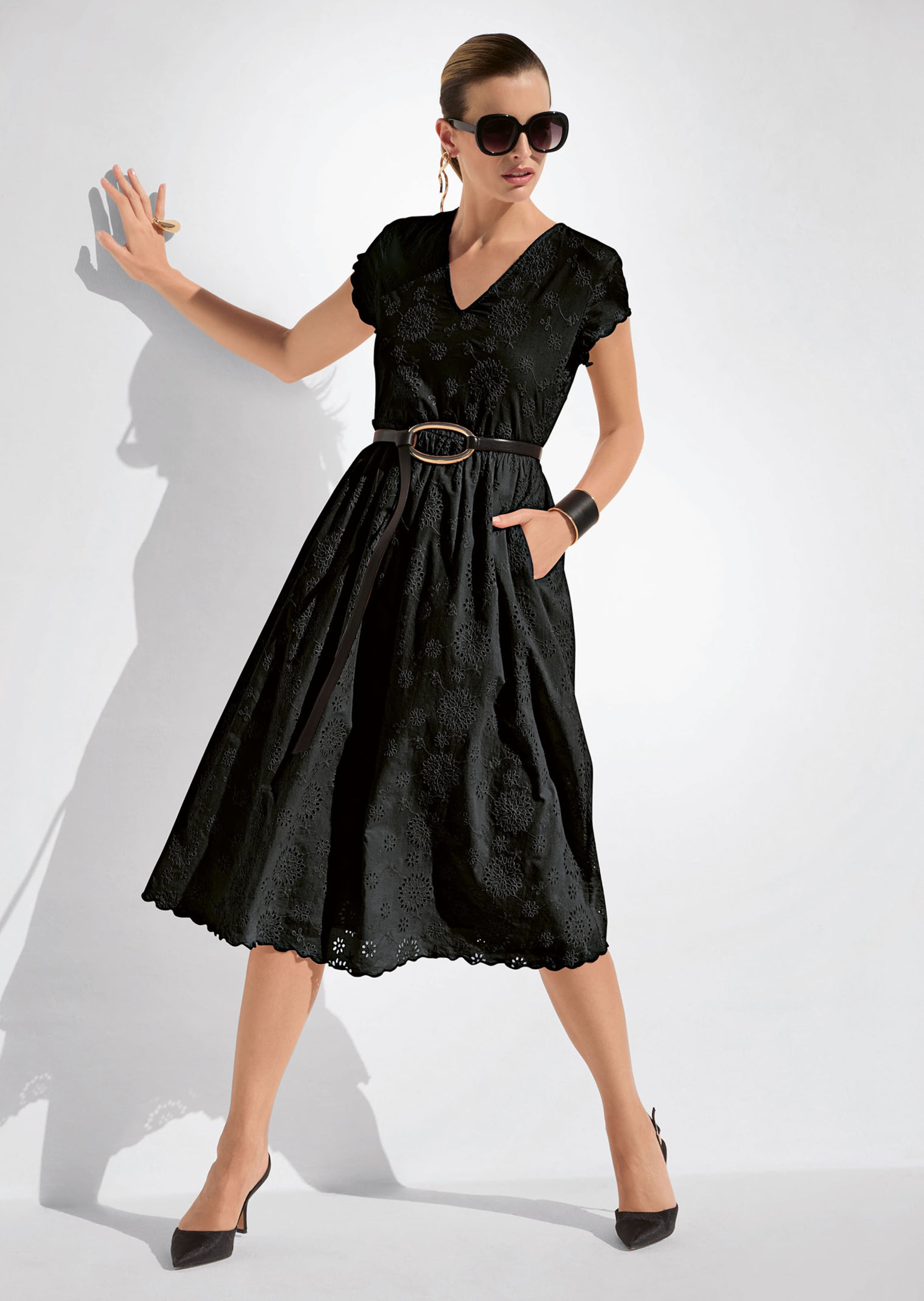 Spitzenkleid mit kurzen Ärmeln und weitem Rock