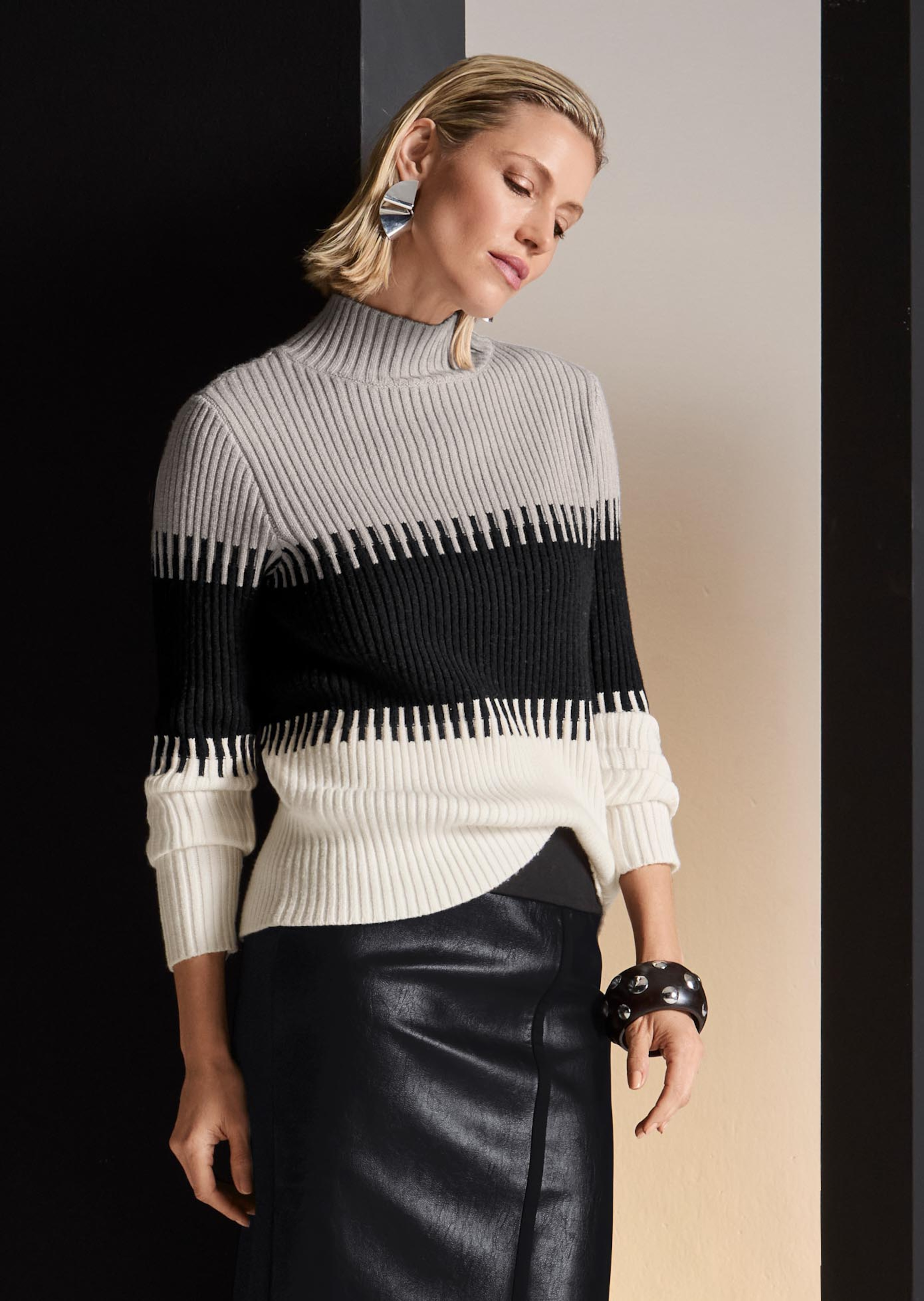 Rippstrick-Pullover mit Blockstreifen und Stehkragen