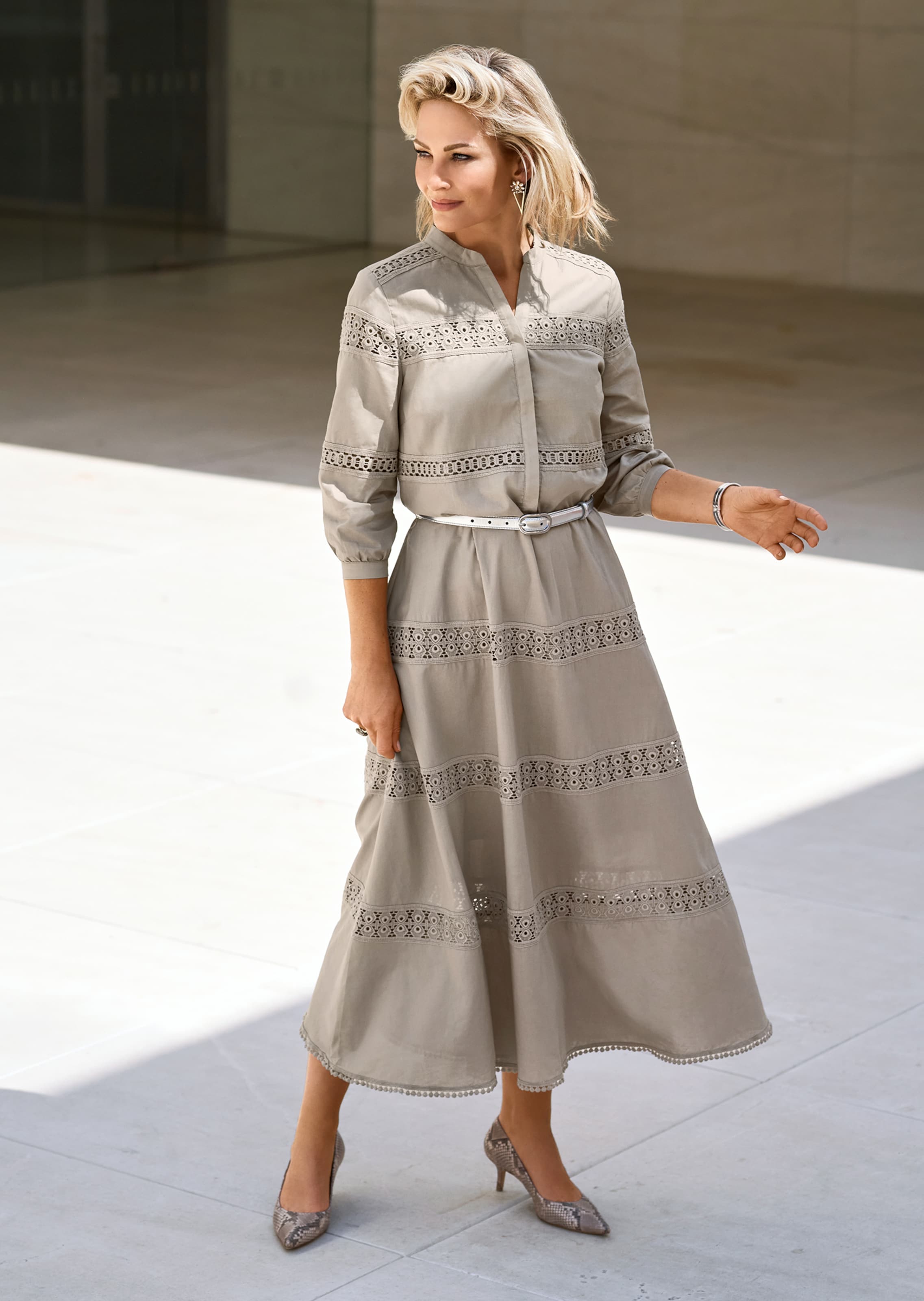 Langes Kleid mit Spitzen-Einsätzen