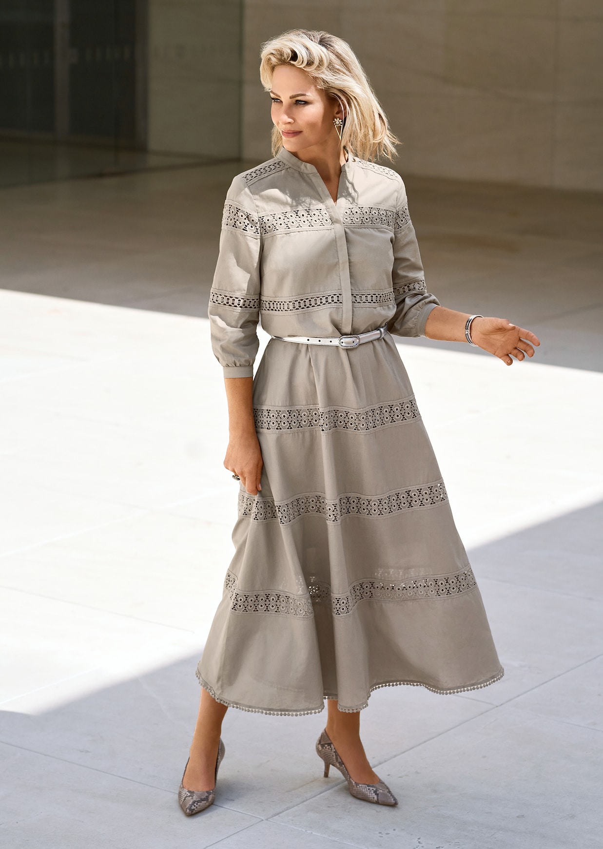 Langes Kleid mit Spitzen-Einsätzen