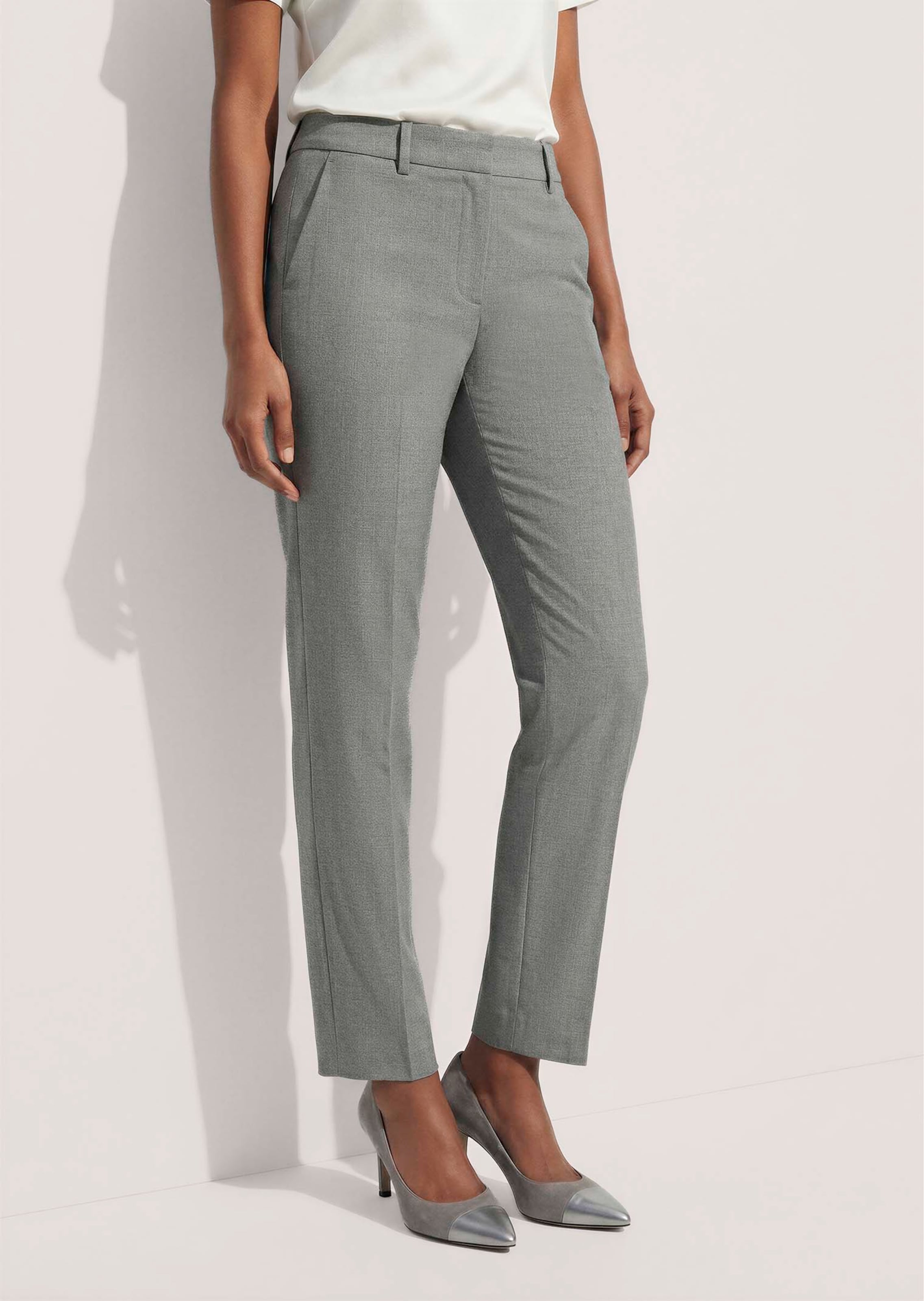 Pantalon à plis marqués avec une forme de jambe conique