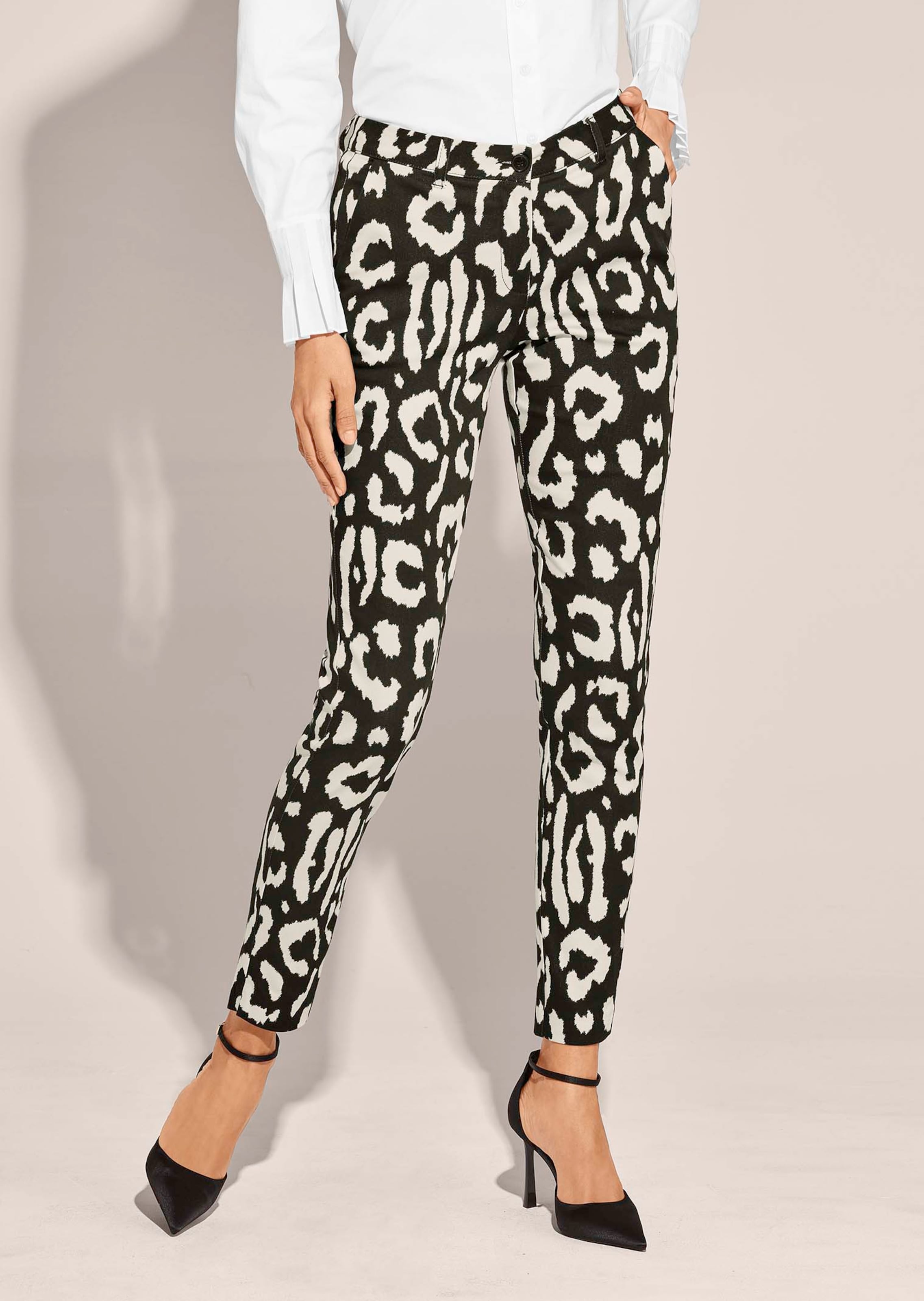 Druckhose mit kontraststarkem Animal-Print