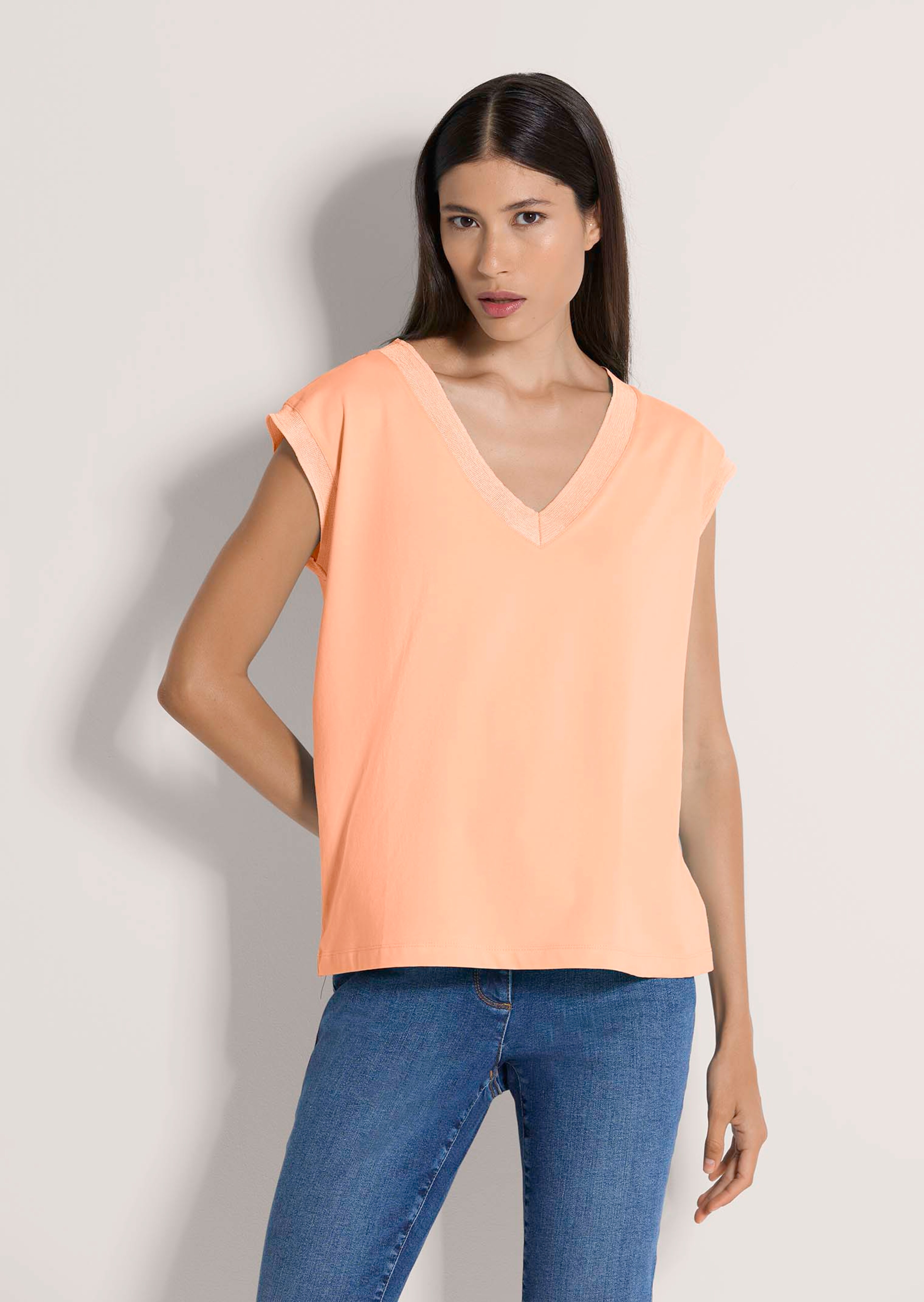Sleeveless top with a wide ribbed trim
