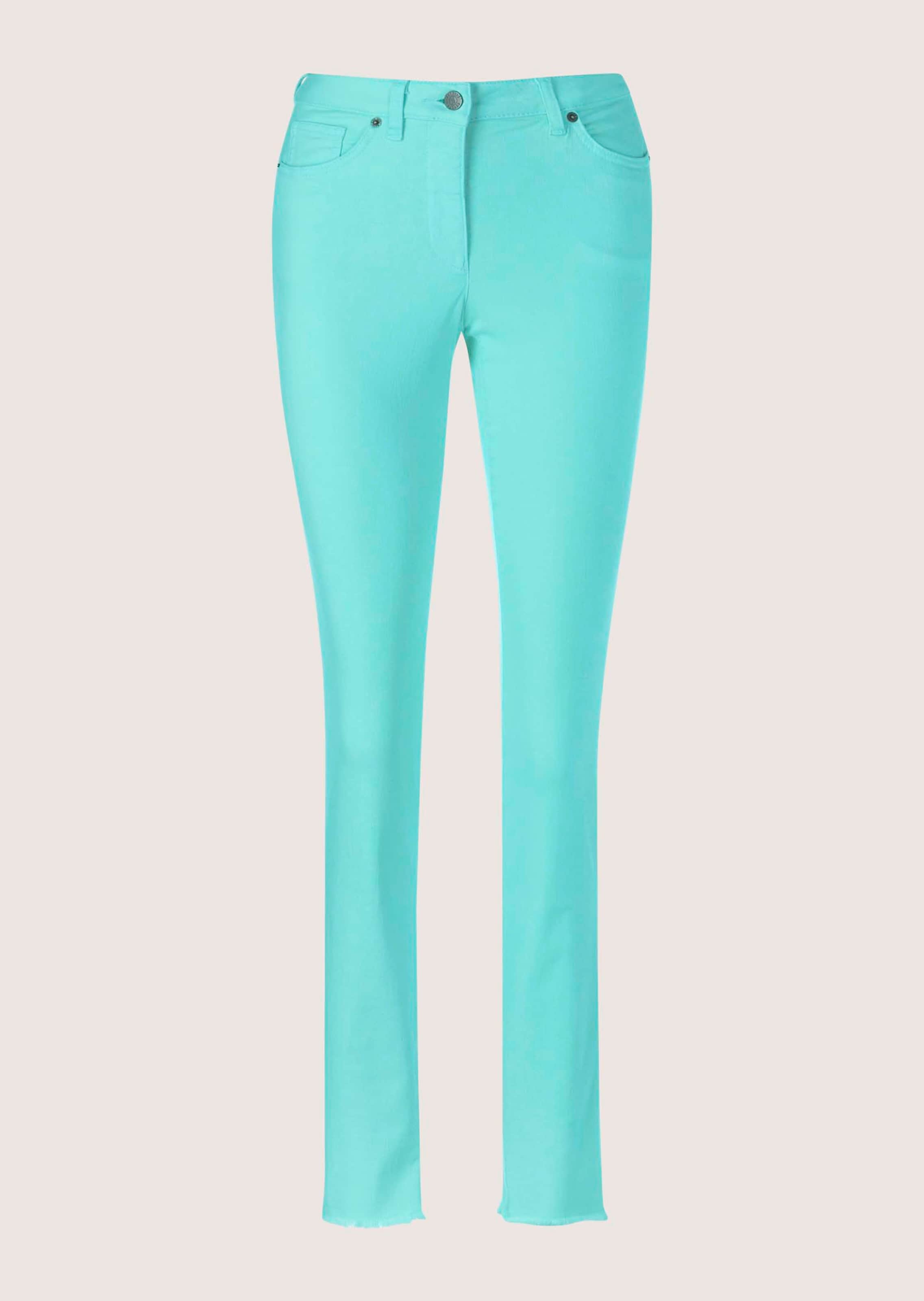 Jeans with fine fringing at the bottom of the legs