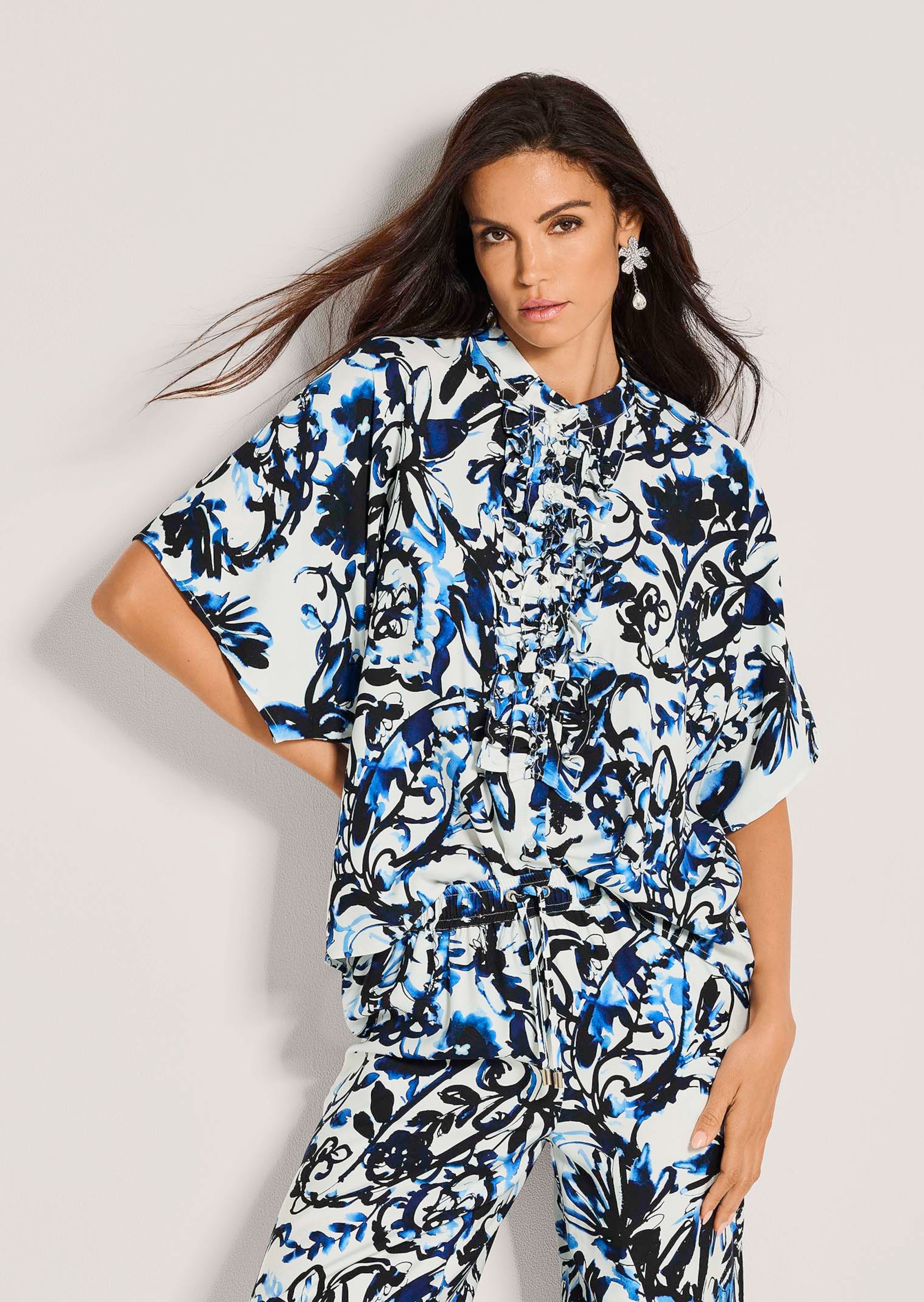 Luftige Oversizebluse mit Rüschen