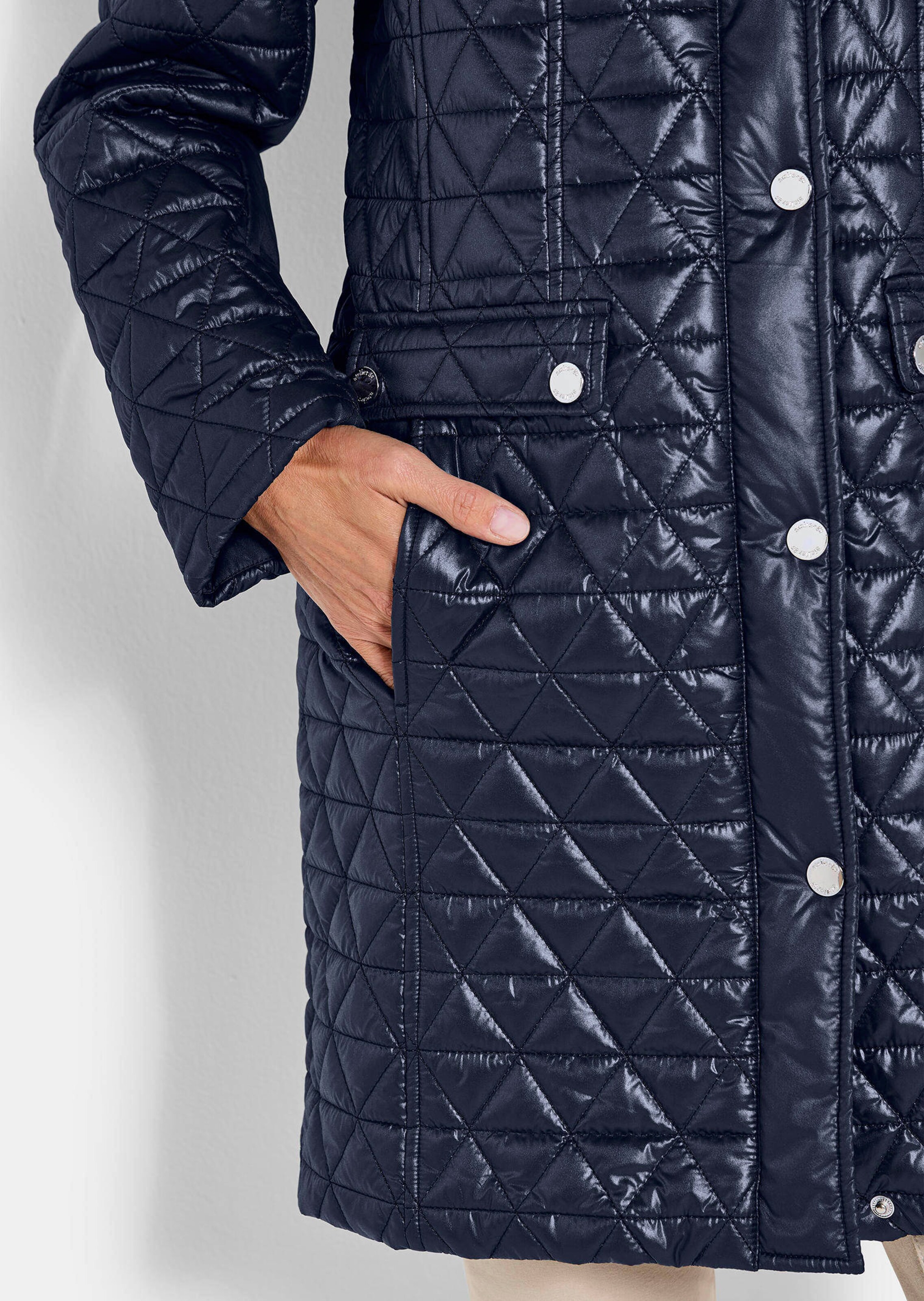 Manteau court matelassée à col droit thumbnail 5