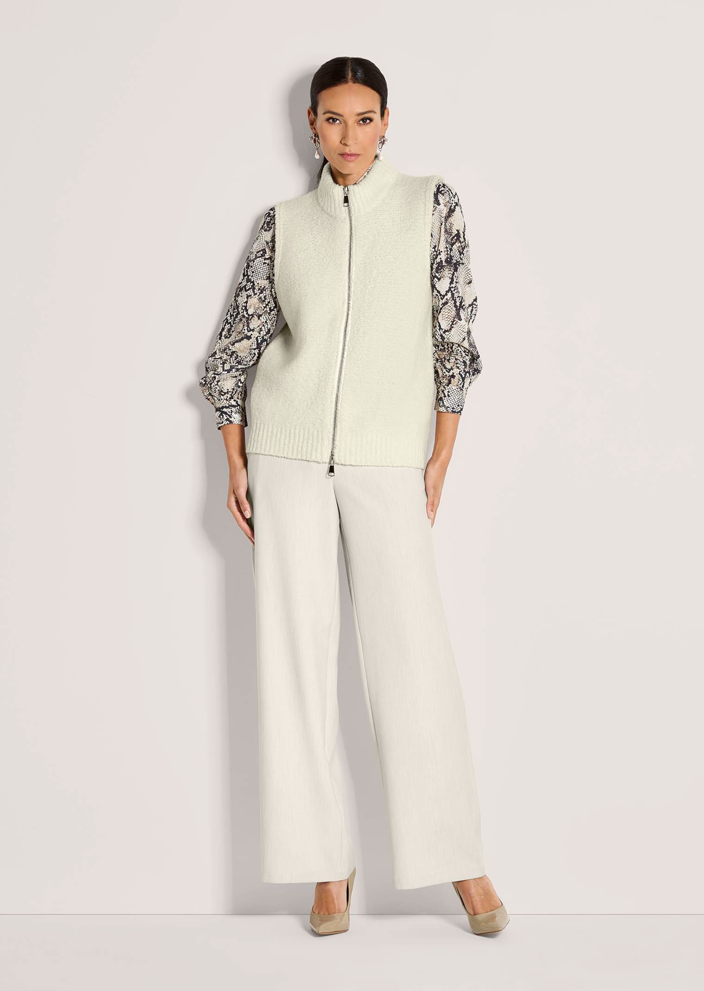 Gilet en tricot avec fermeture zippée sur blanc perlé | MADELEINE