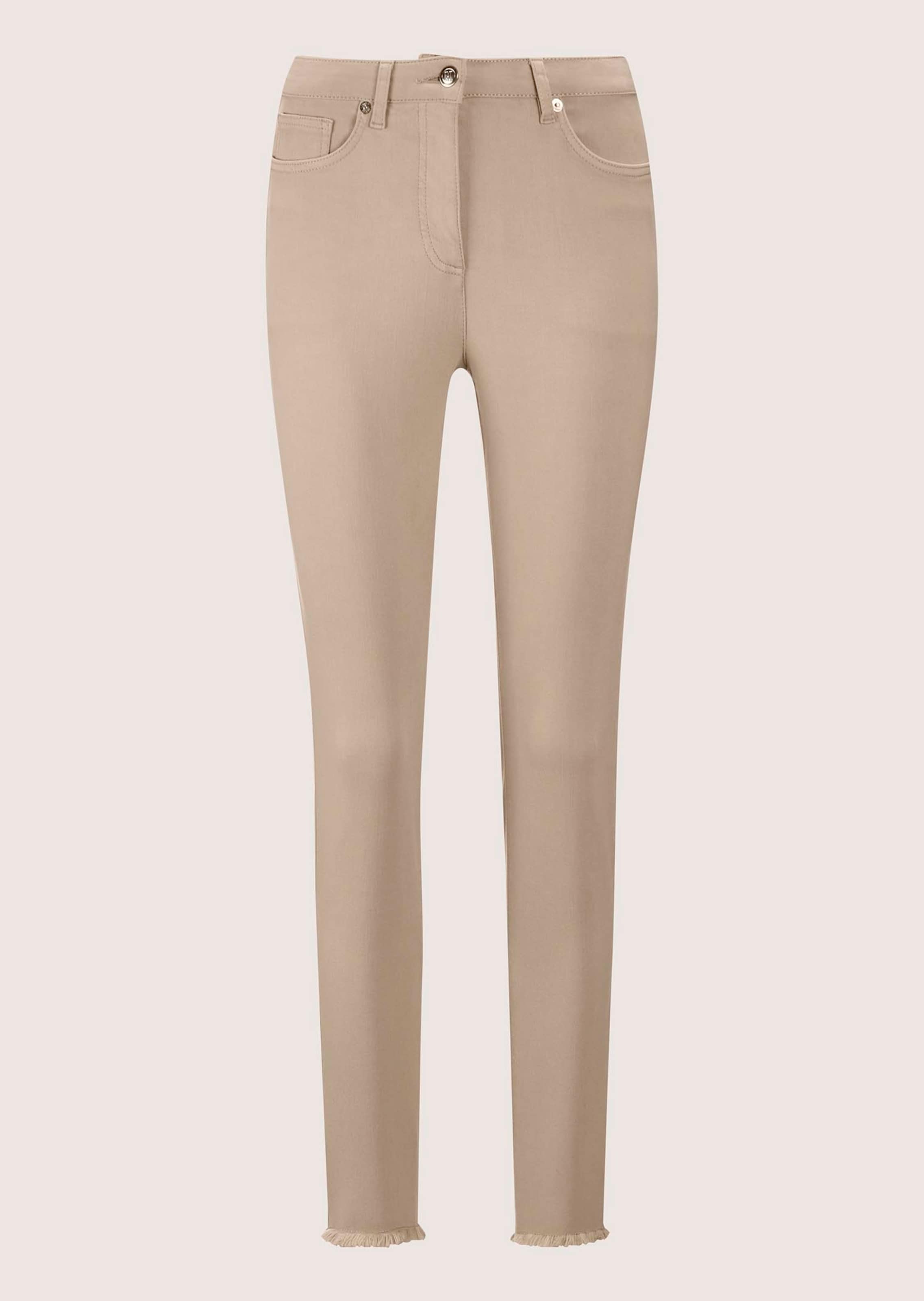 Jeans with fine fringing at the bottom of the legs