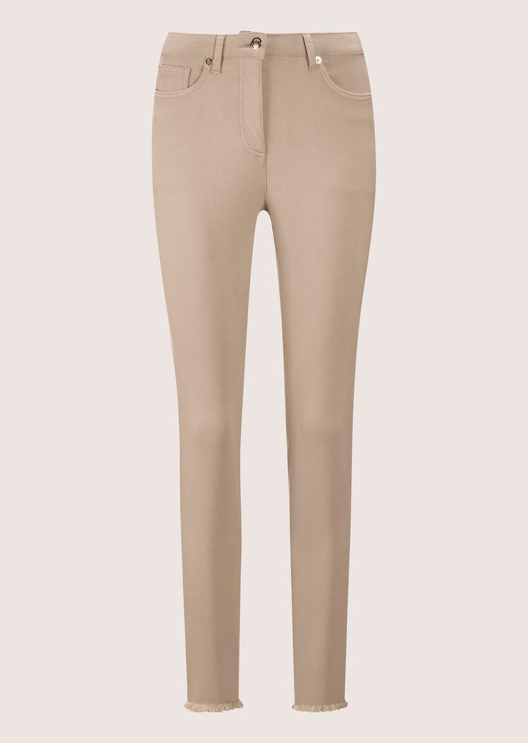 Jeans with fine fringing at the bottom of the legs