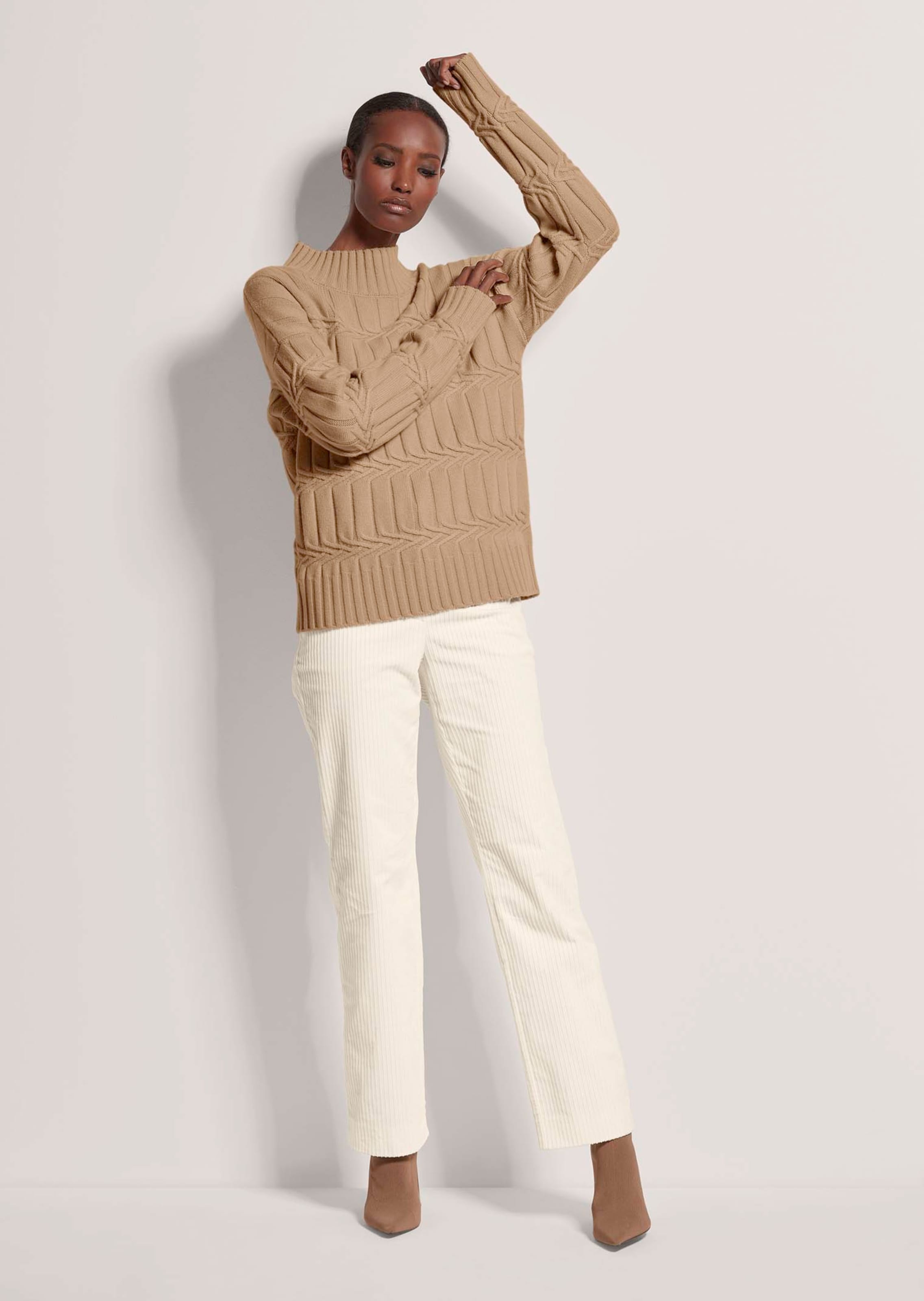Stehkragen-Pullover mit Zopfmuster thumbnail 3