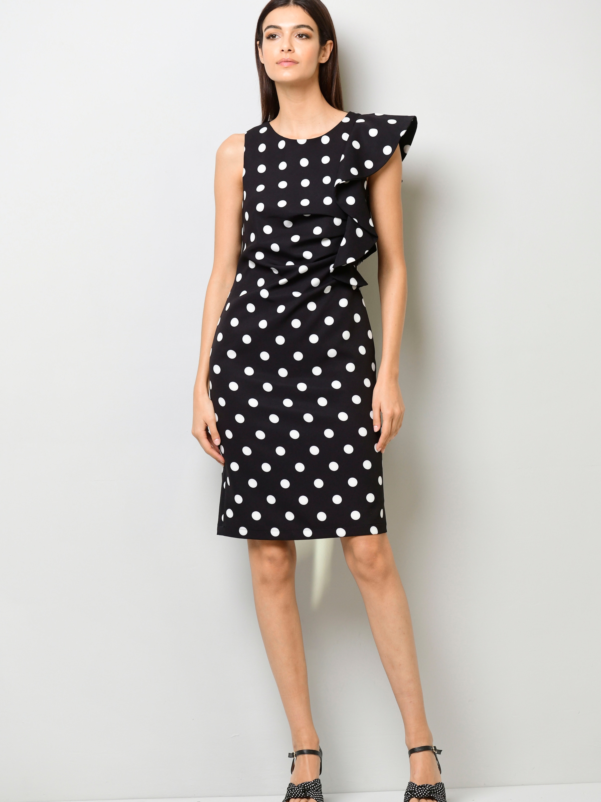 Kleid mit einseitigem Volant