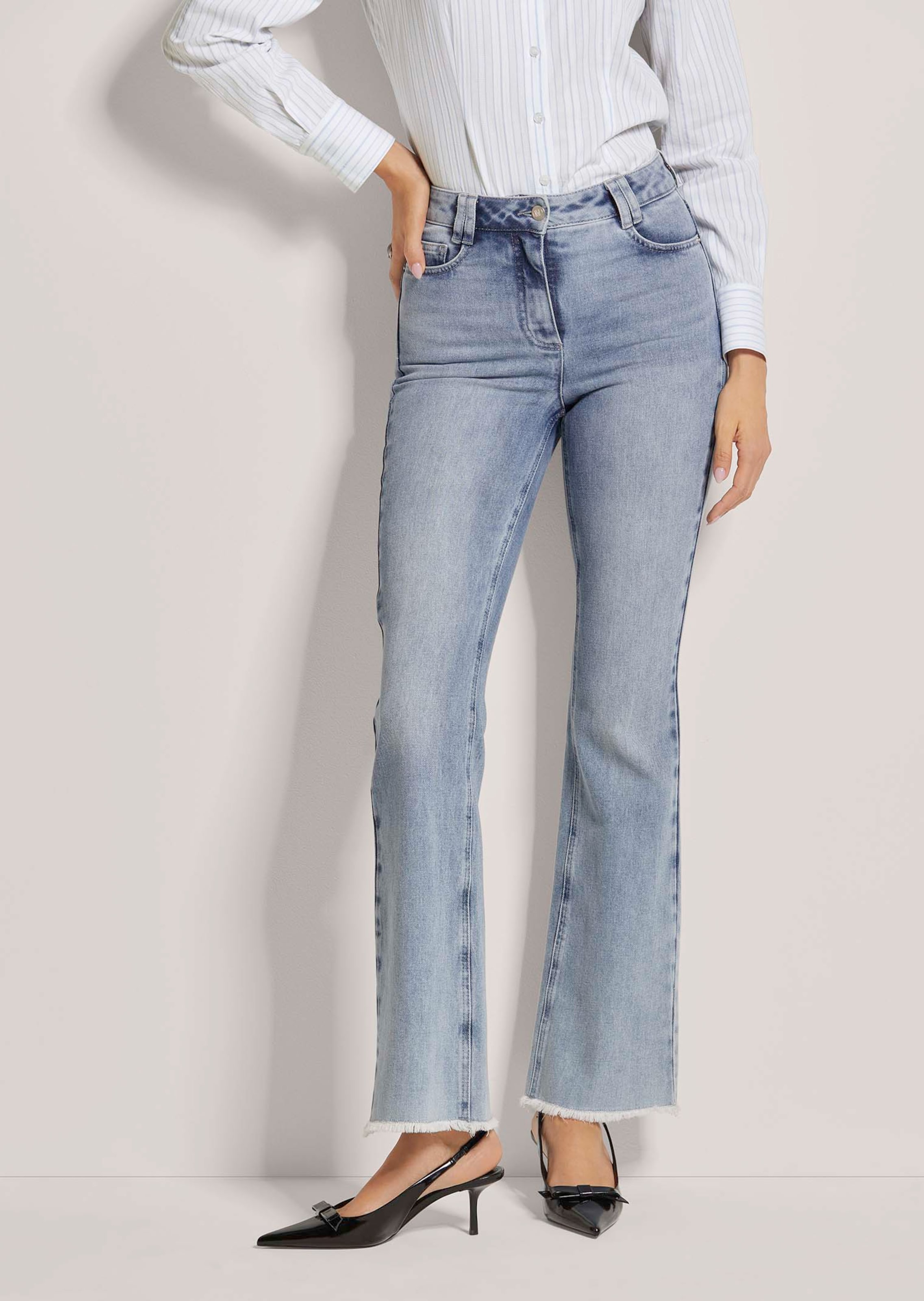 Jeans mit leicht ausgestelltem Bein
