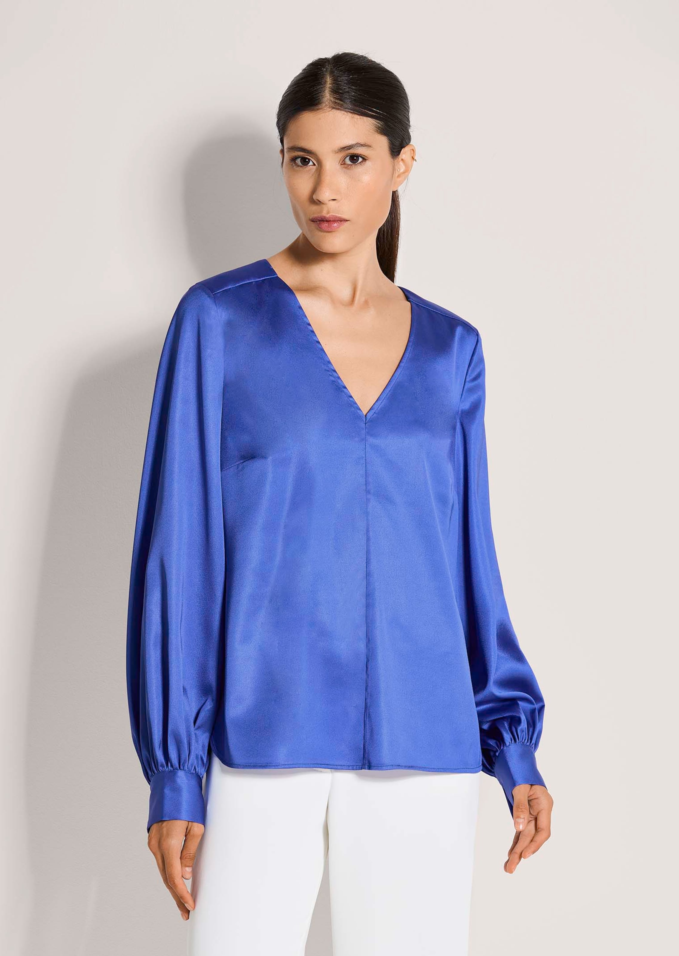 Satinbluse mit tiefem V-Ausschnitt