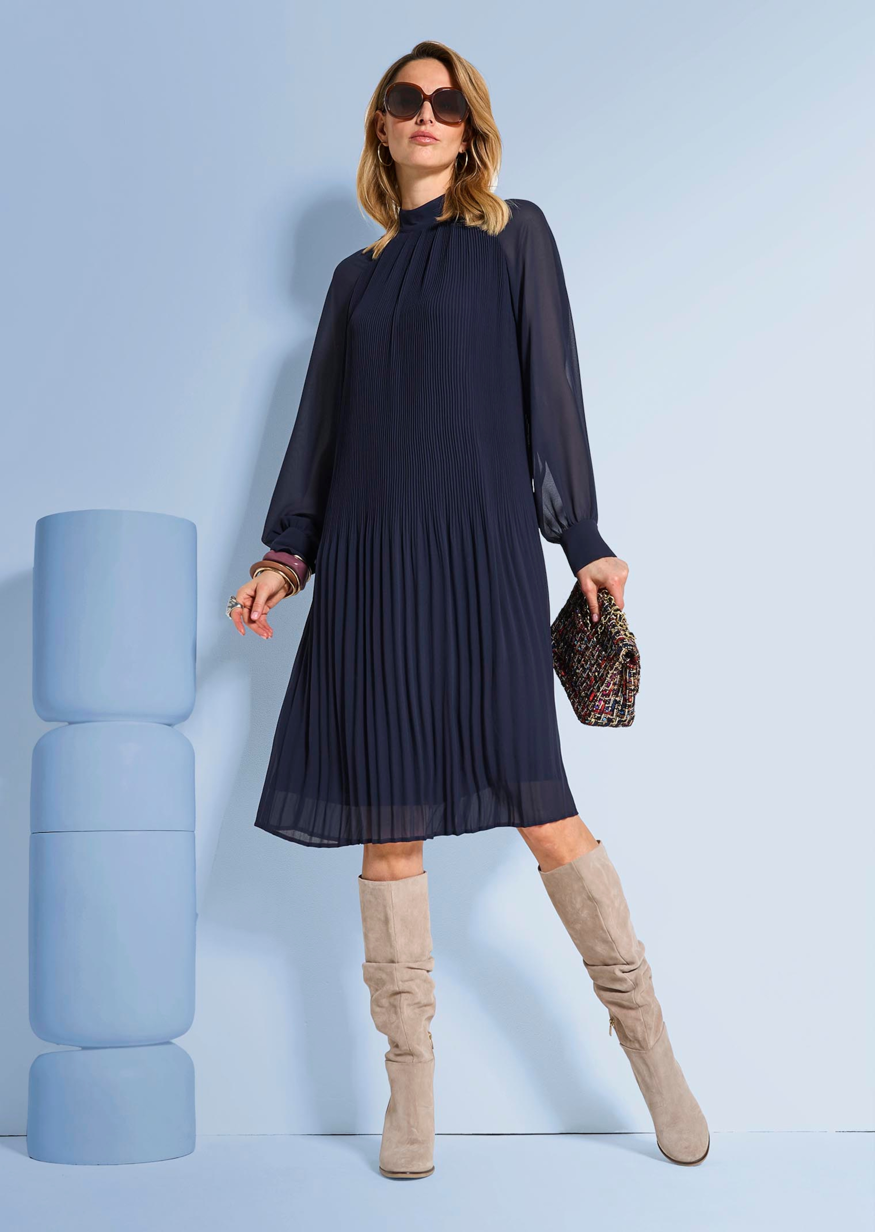 Kurzes Plissee-Kleid mit Stehkragen