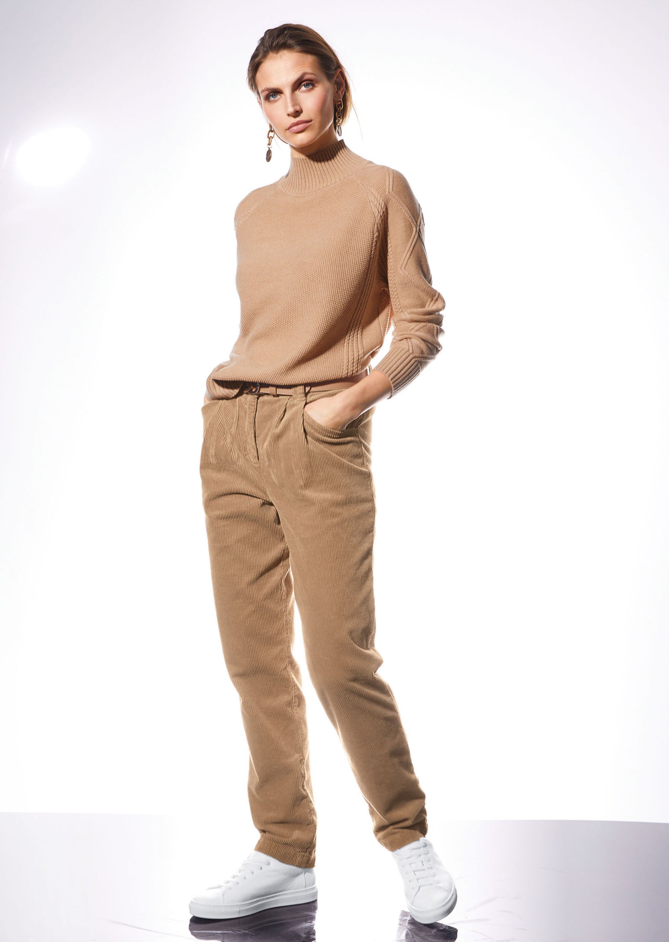 Stehkragen-Pullover mit Muster-Mix