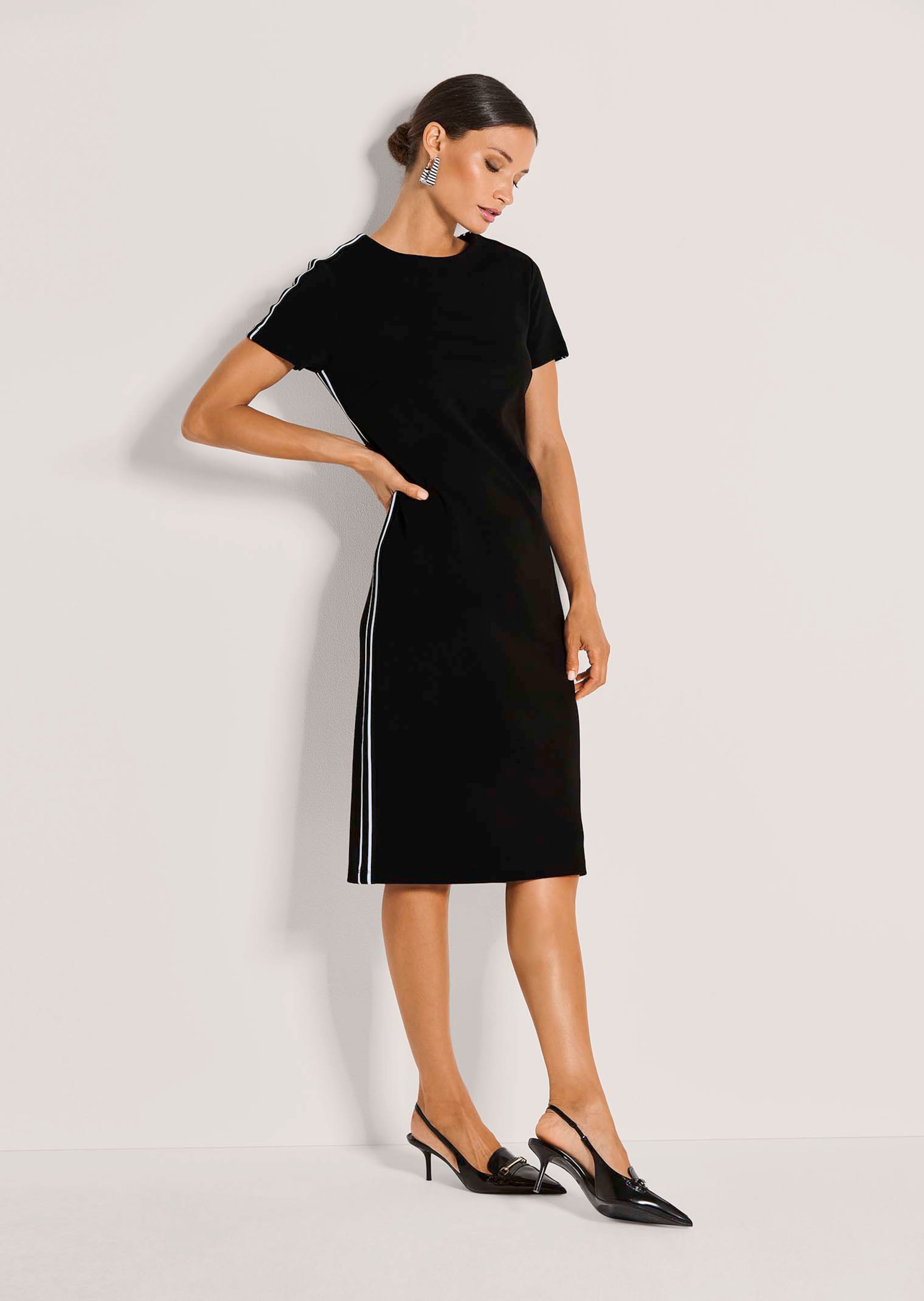 Sportives Kleid mit Kontraststreifen