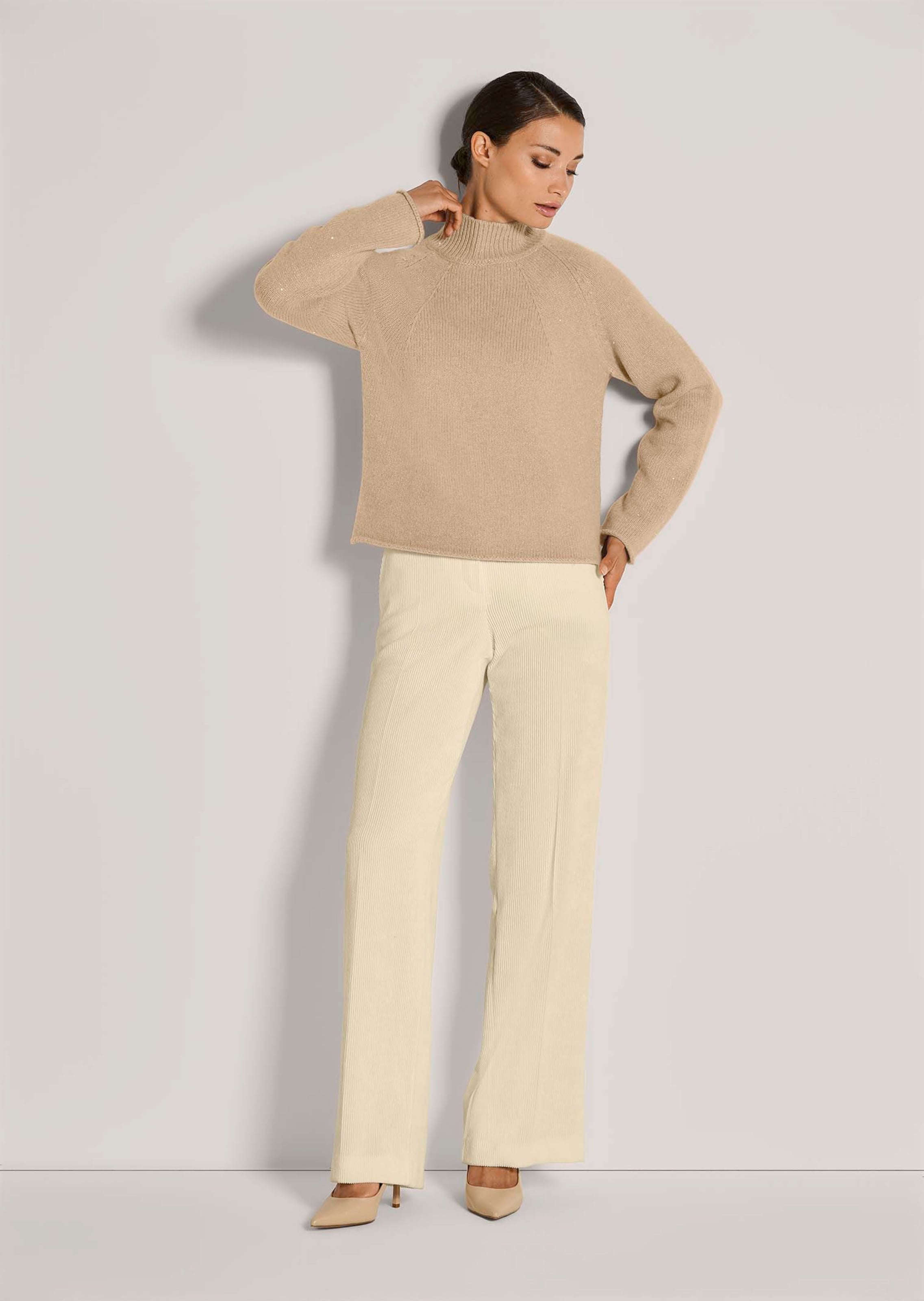 Jumper with shiny effect