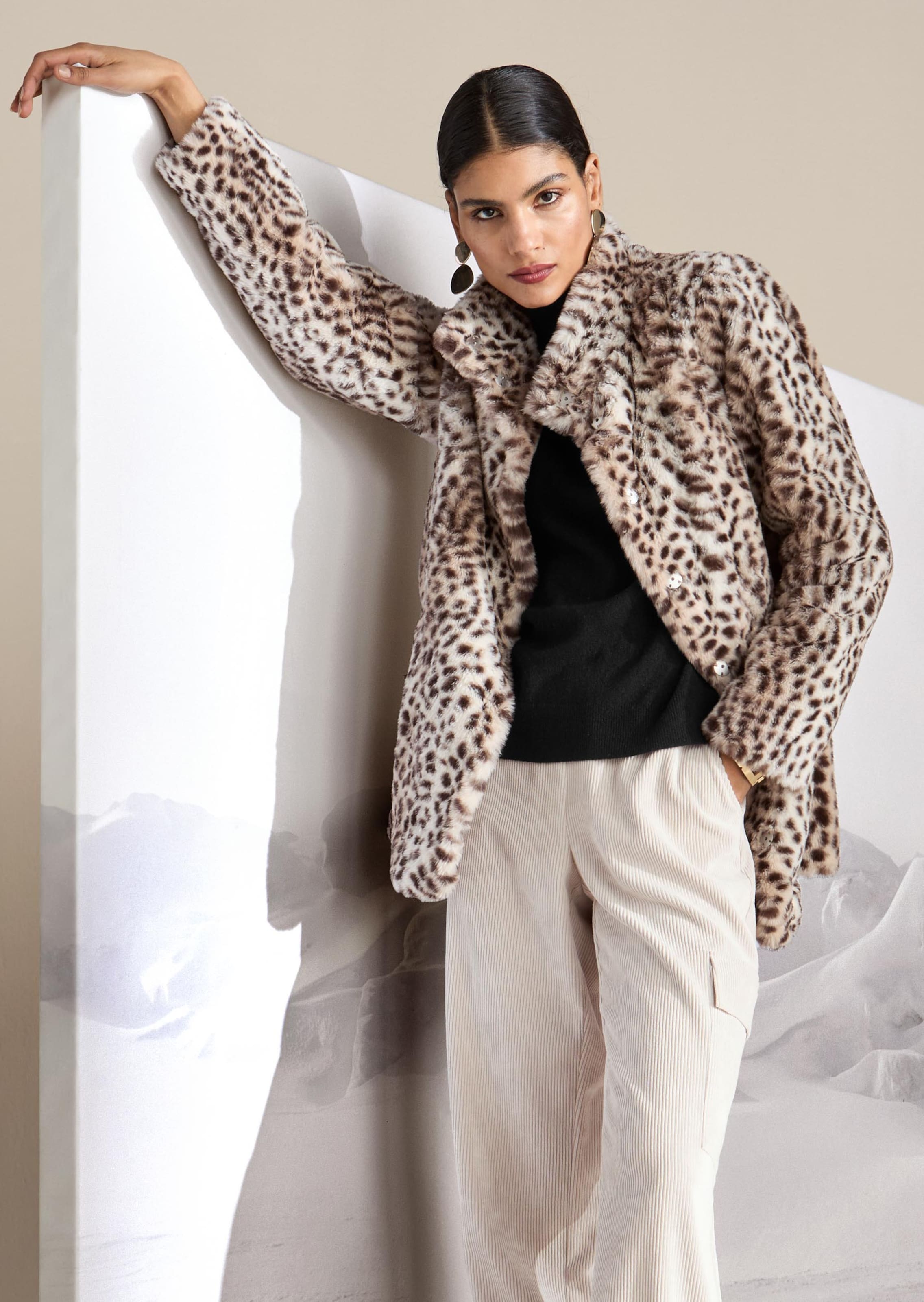 Webpelz-Mantel im Leo-Look