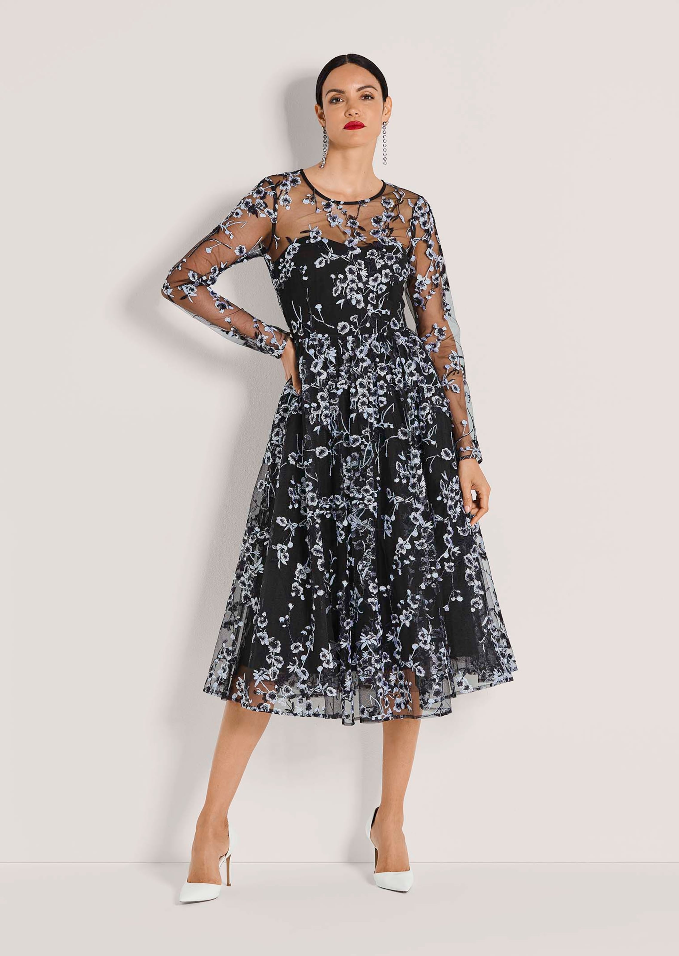 Robe cocktail avec broderie florale