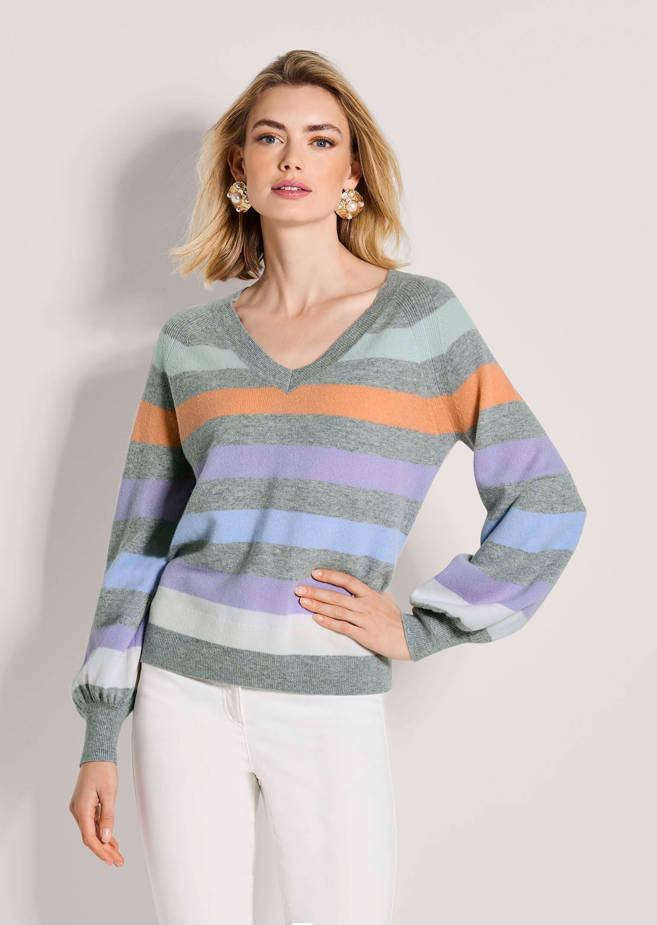 Pull à rayures à col en V